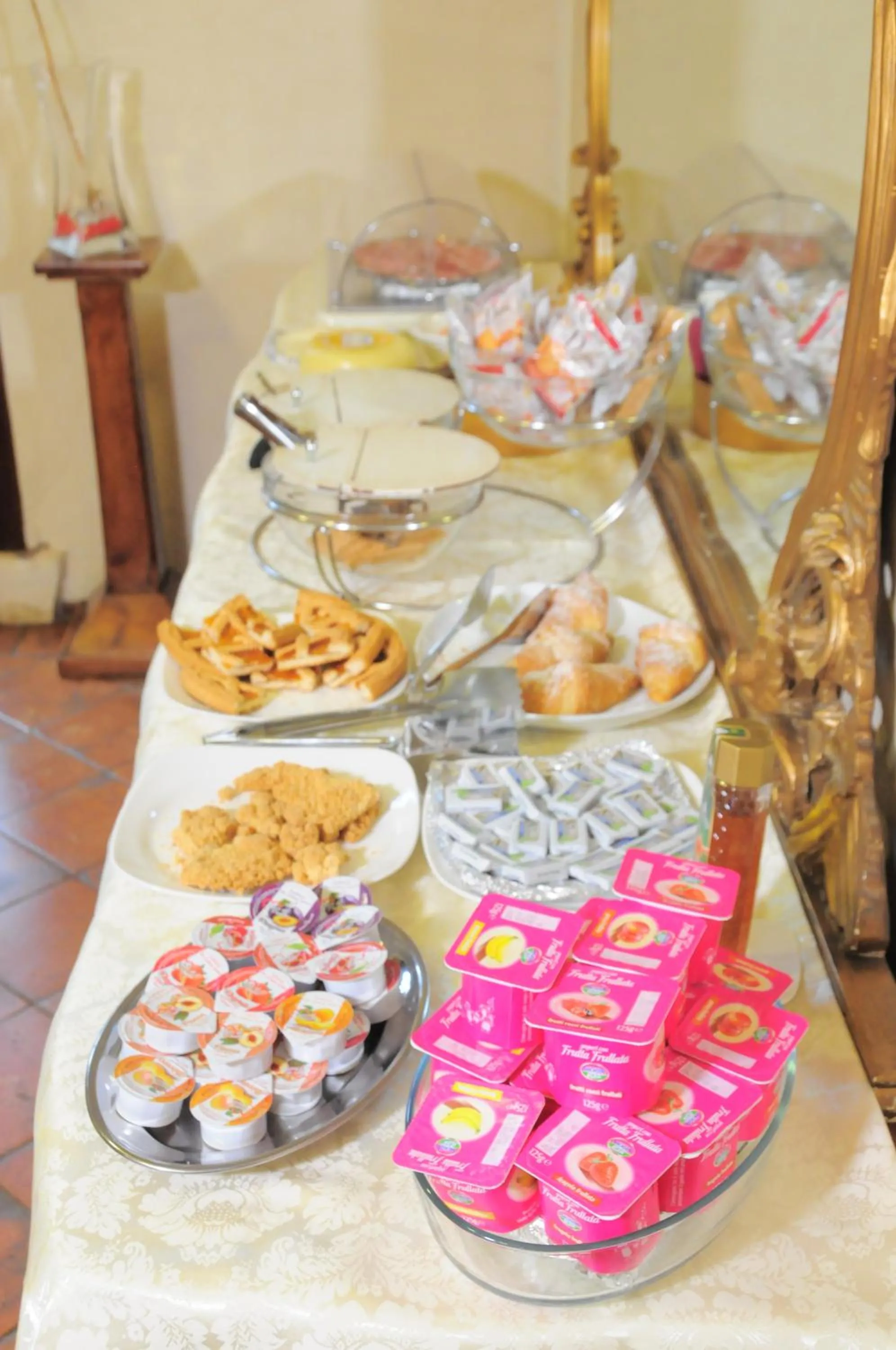 Continental breakfast in Hotel La Corte