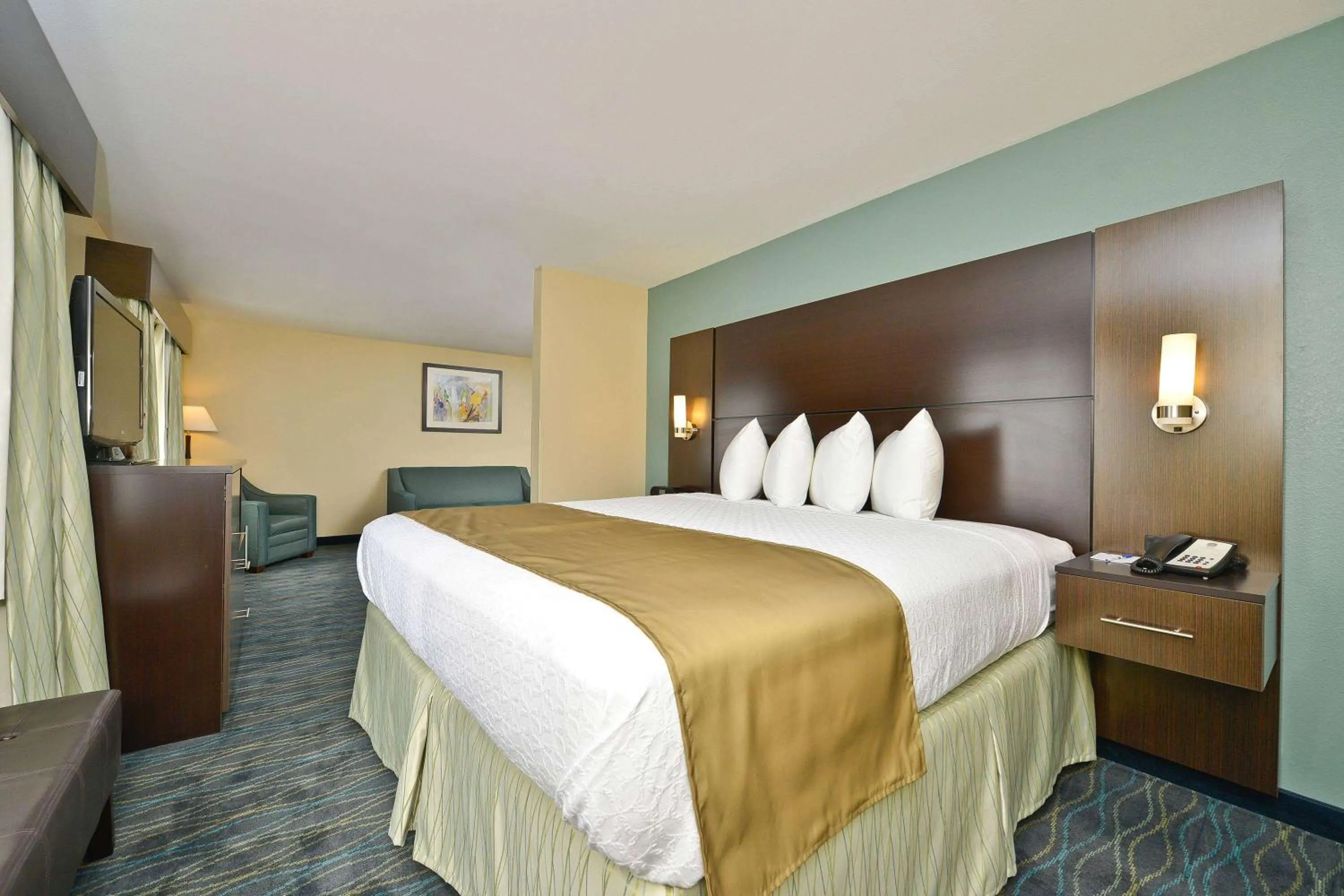 Photo of the whole room, Bed in Baymont by Wyndham Marion, OH