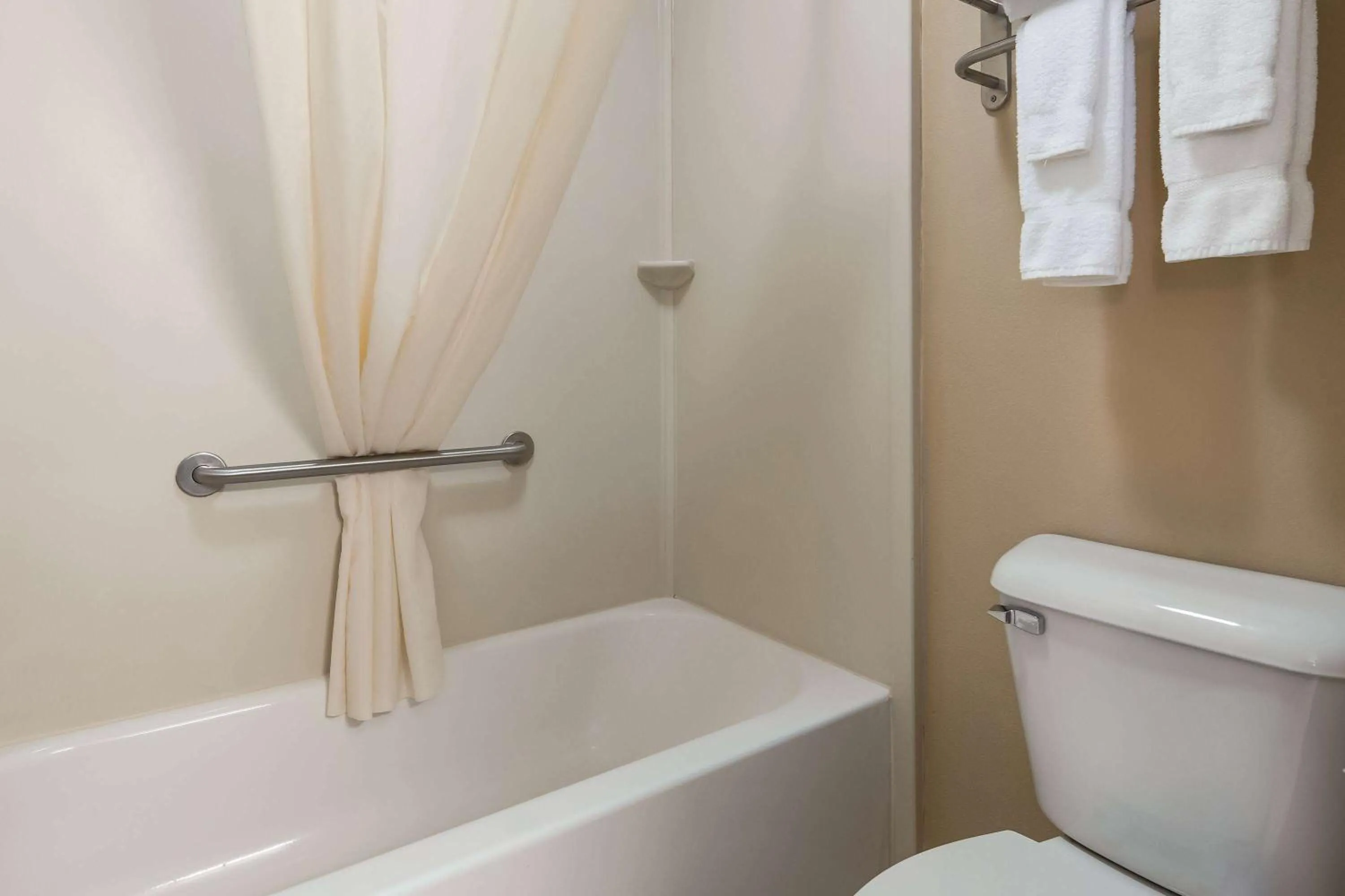 TV and multimedia in Baymont by Wyndham Marion, OH