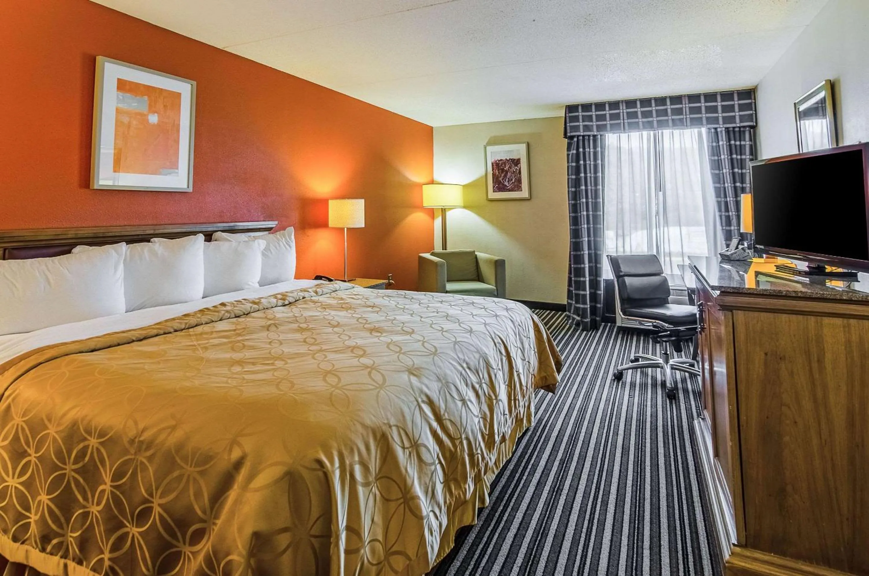 Photo of the whole room, Bed in Econo Lodge Inn & Suites Norton - Wise South