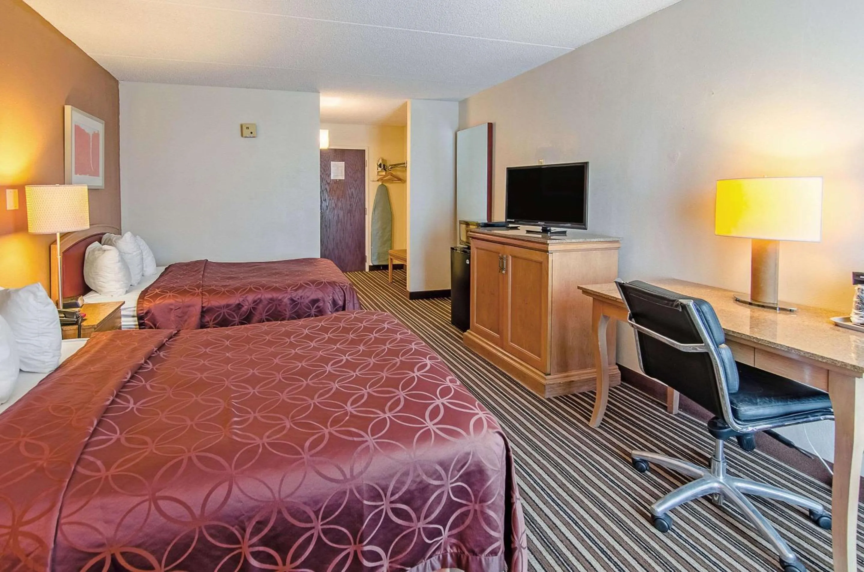 Photo of the whole room, Bed in Econo Lodge Inn & Suites Norton - Wise South
