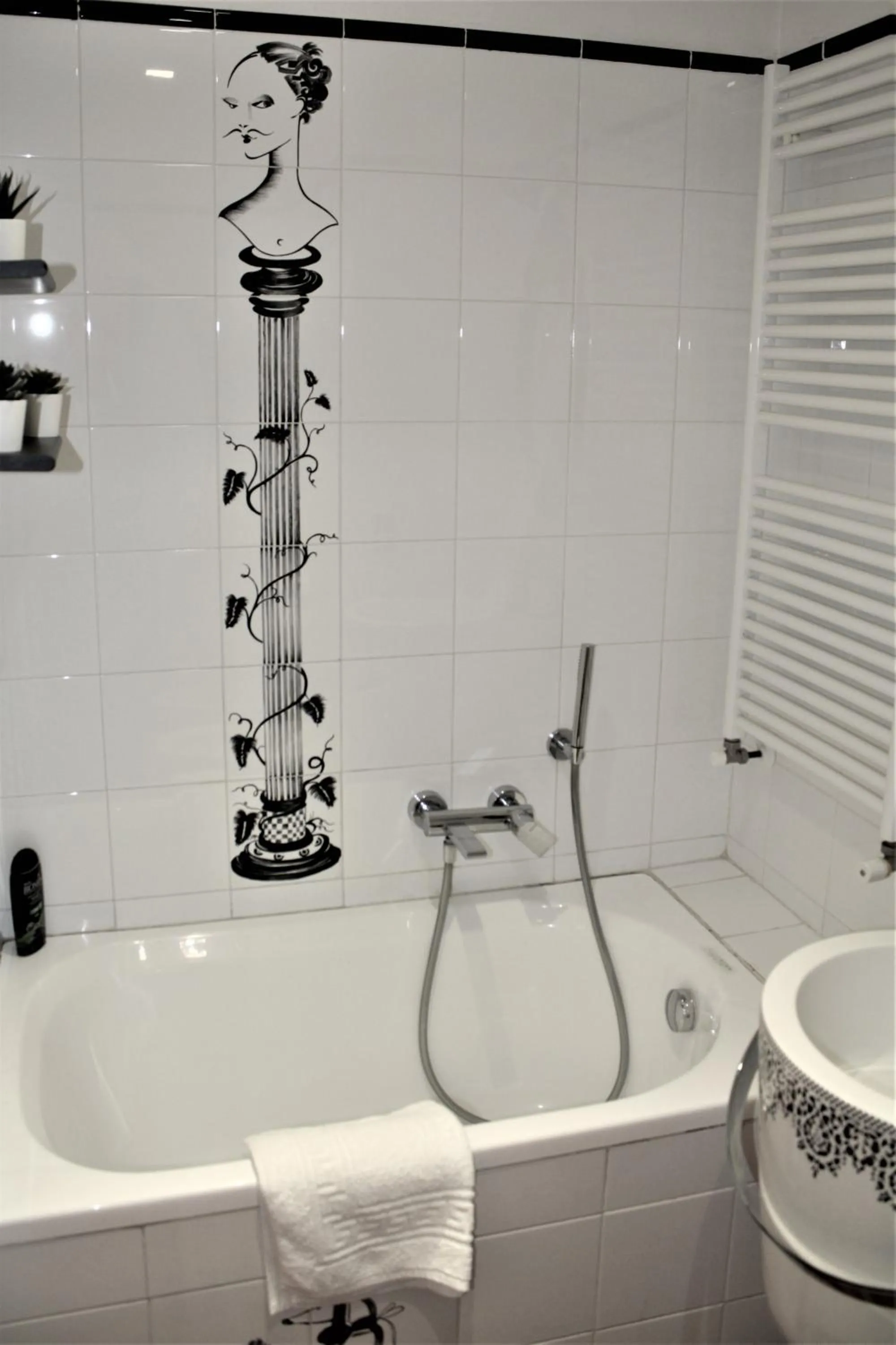 Bathroom in Domus Caecilia - via Cola di Rienzo