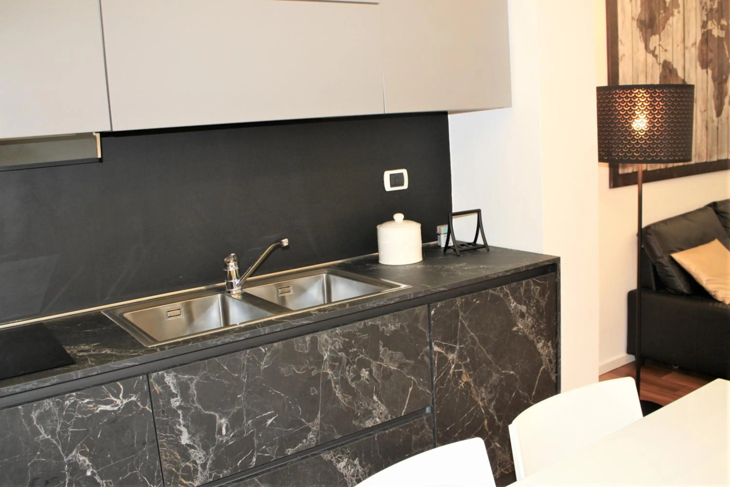 Kitchen or kitchenette in Domus Caecilia - via Cola di Rienzo