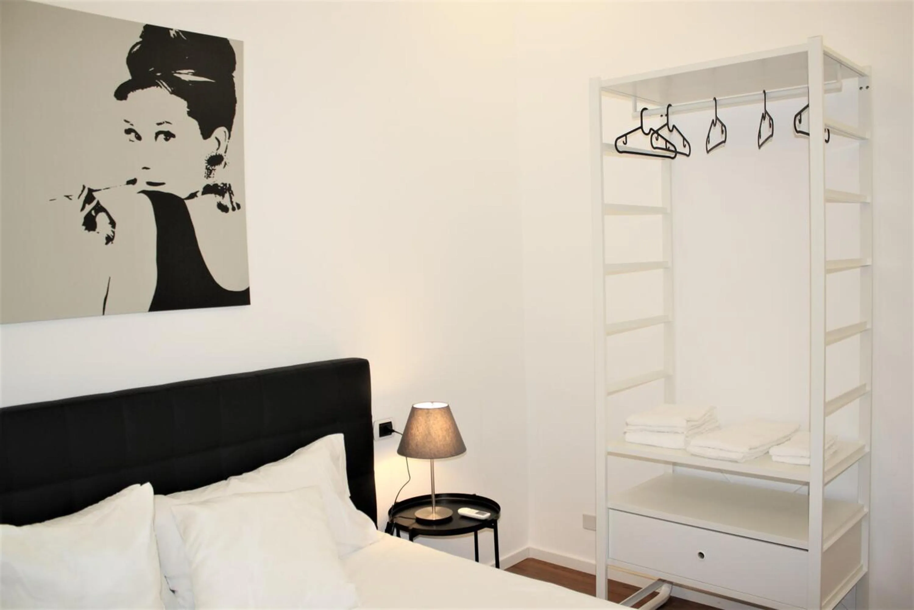 Bedroom, Bed in Domus Caecilia - via Cola di Rienzo