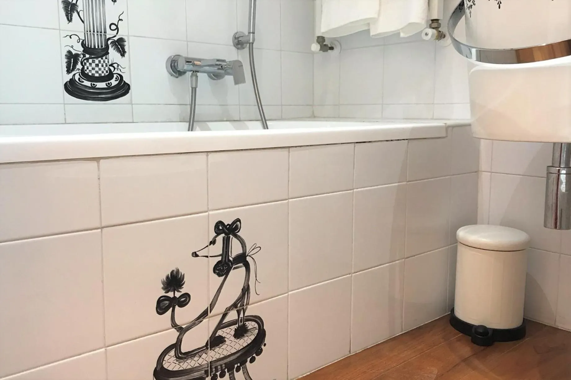 Bathroom in Domus Caecilia - via Cola di Rienzo