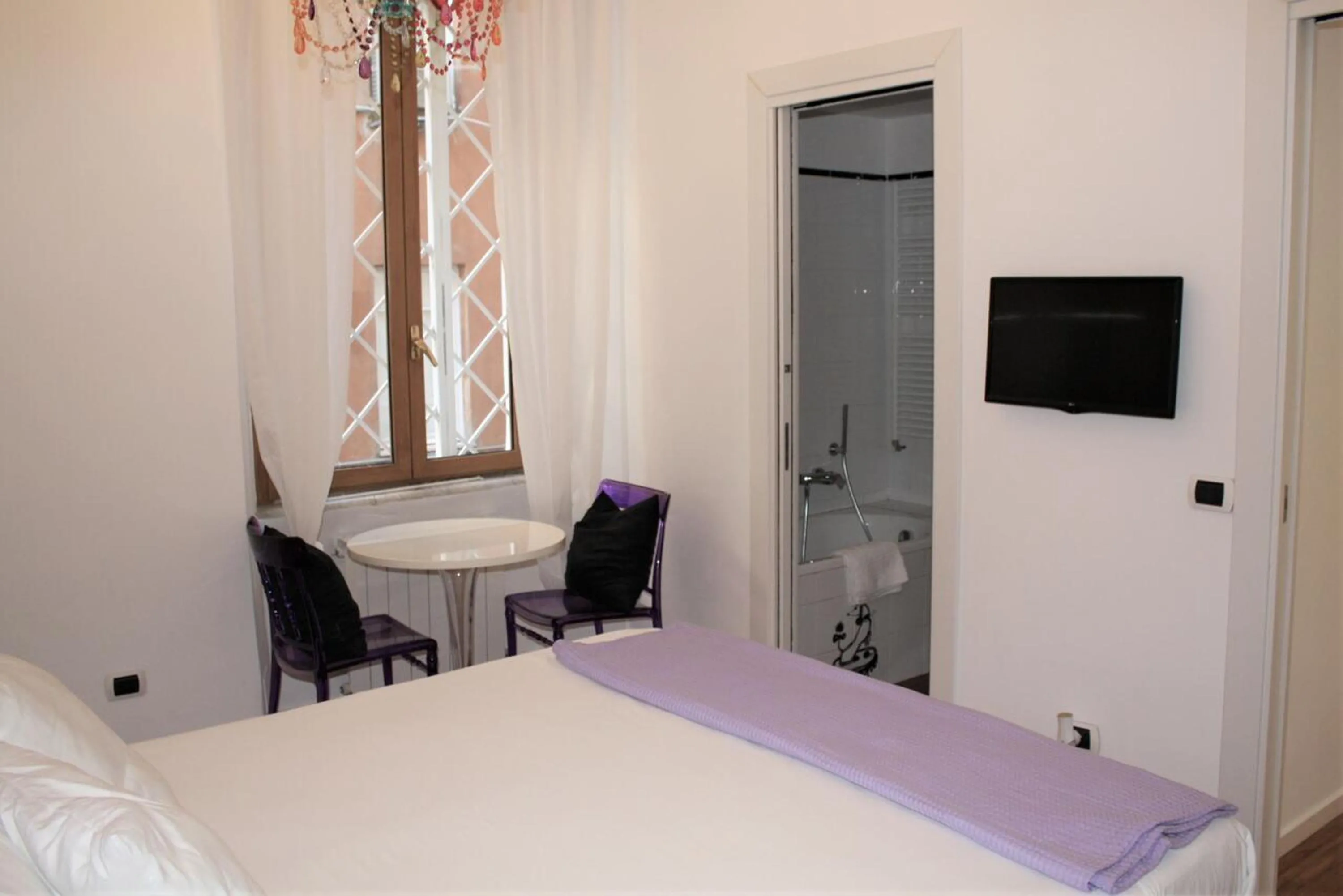 Bedroom, Bed in Domus Caecilia - via Cola di Rienzo