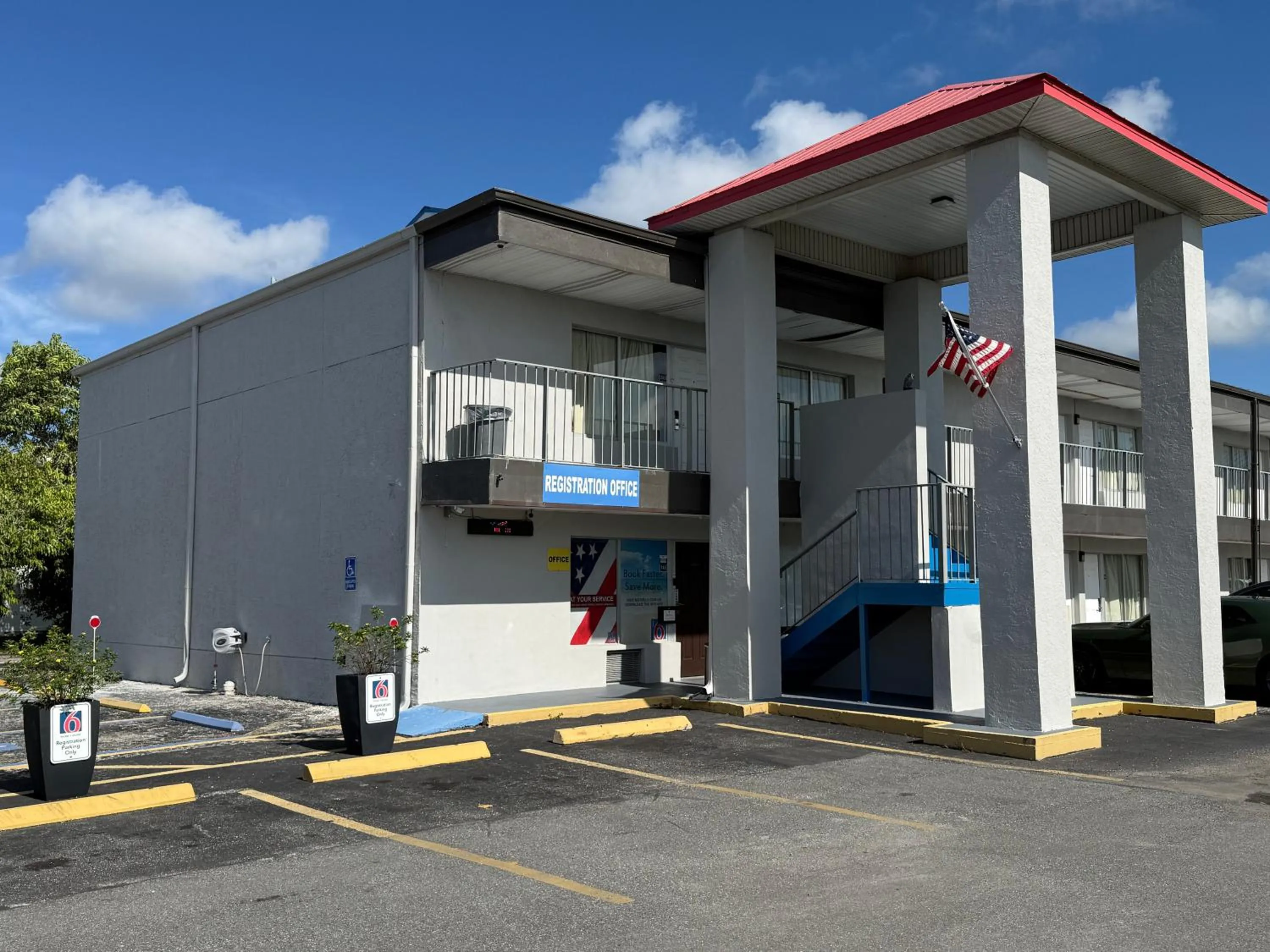 Property building in Motel 6 Englewood, FL