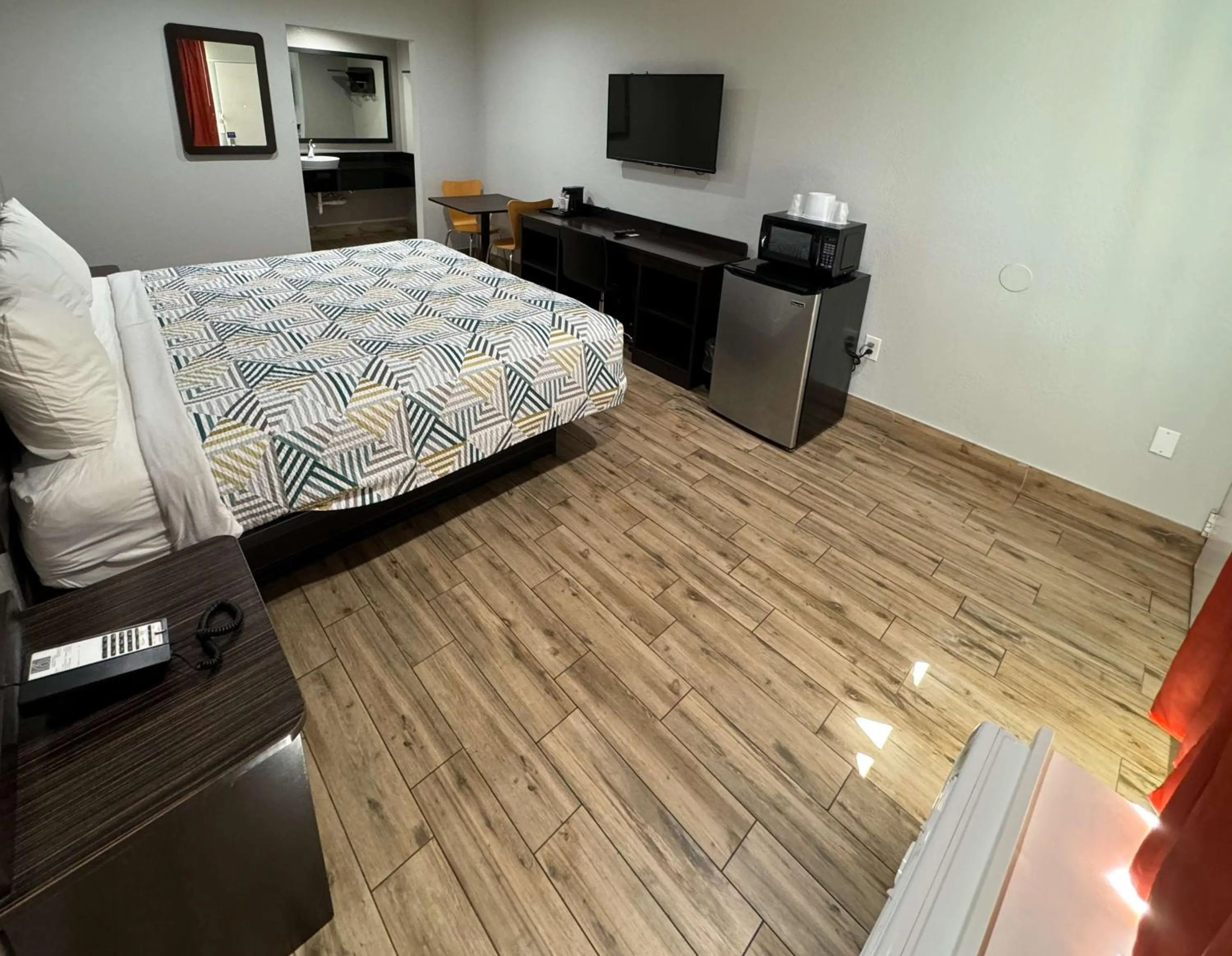 Bedroom, Bed in Motel 6 Englewood, FL