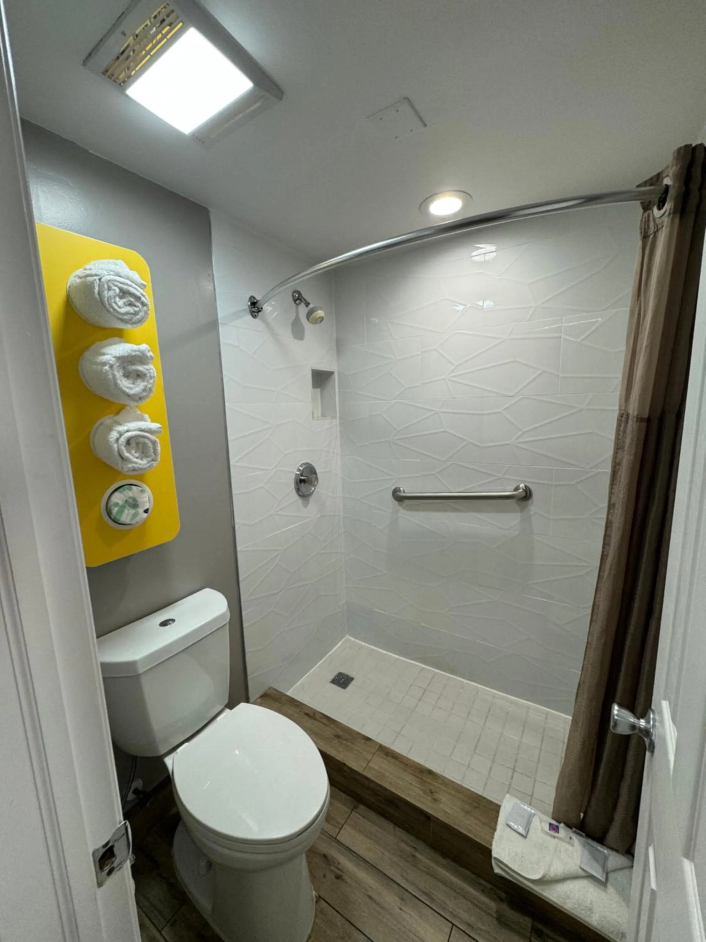 Shower in Motel 6 Englewood, FL