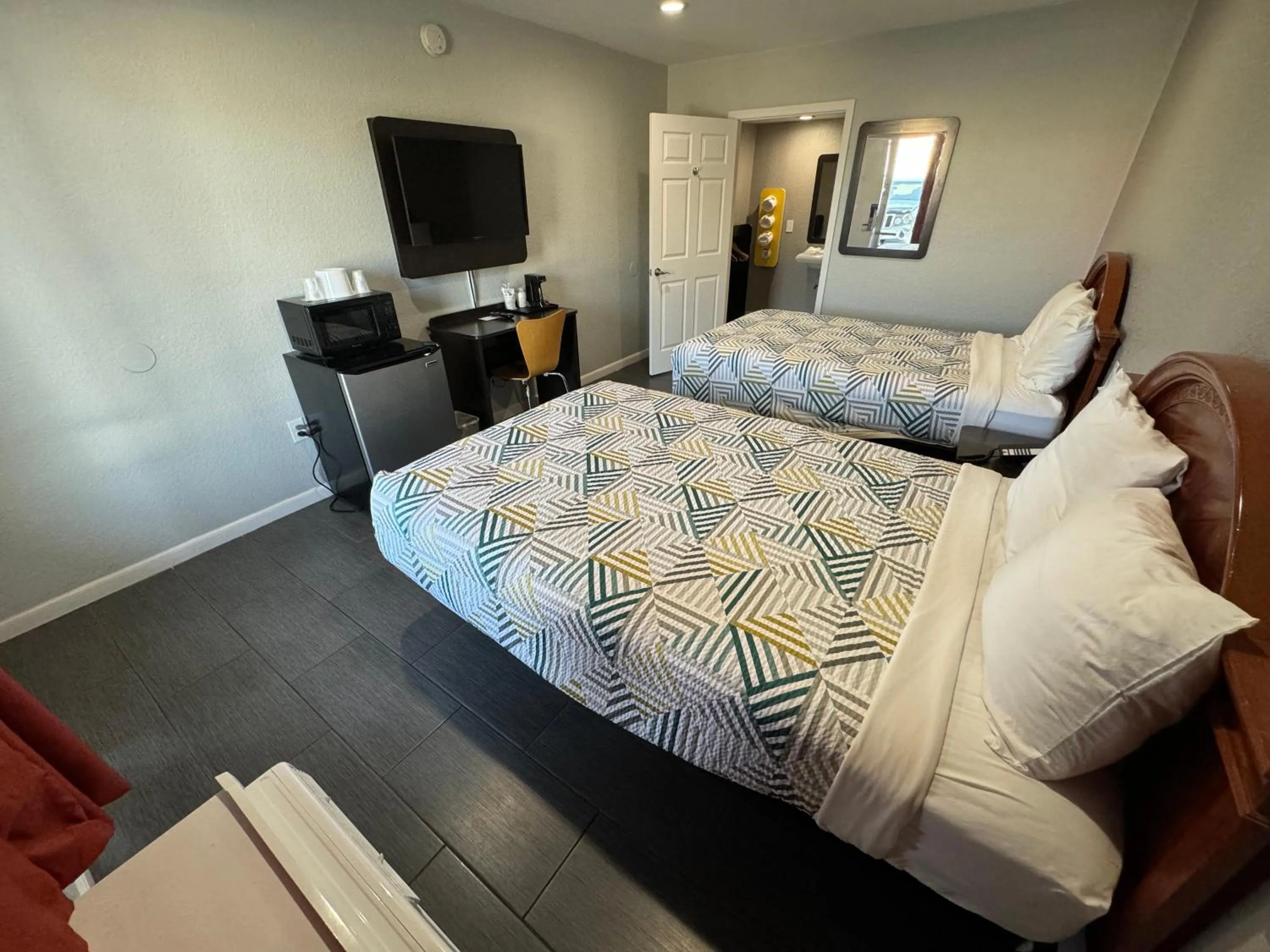 Photo of the whole room, Bed in Motel 6 Englewood, FL