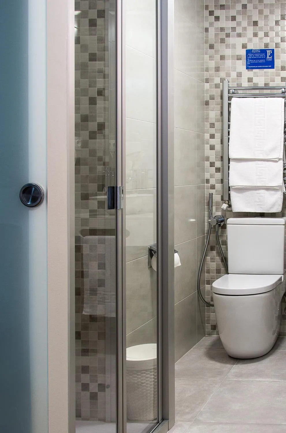 Shower in Pensión Laurel