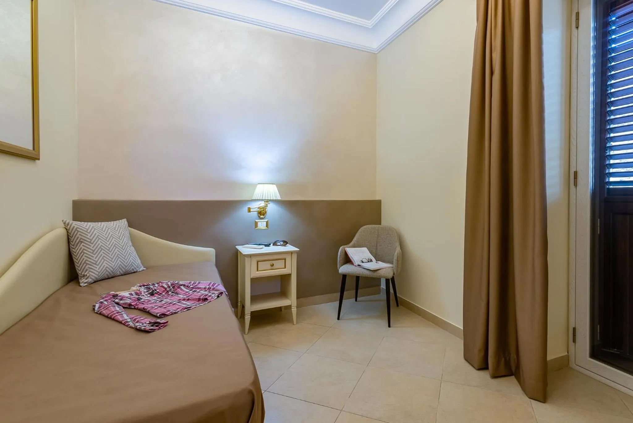 Living room, Bed in Vittorio Emanuele Boutique Hotel