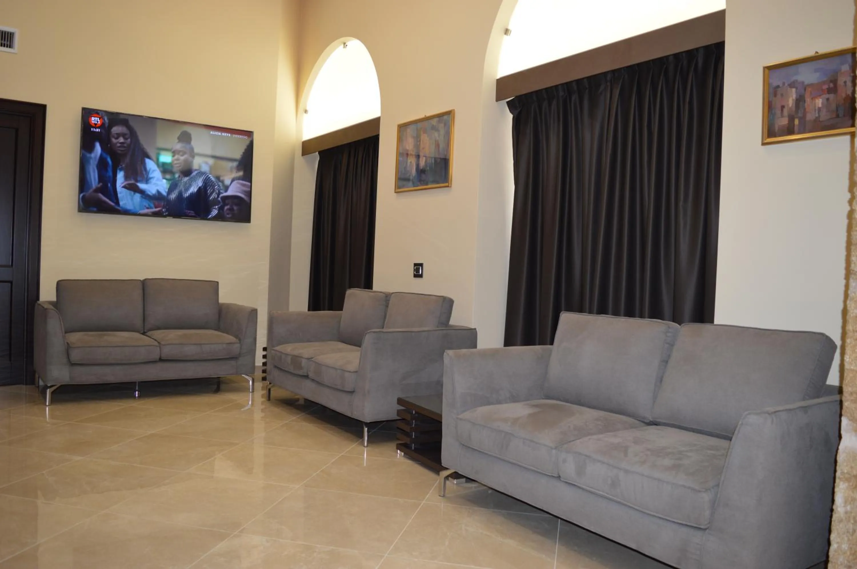 Communal lounge/ TV room in Vittorio Emanuele Boutique Hotel