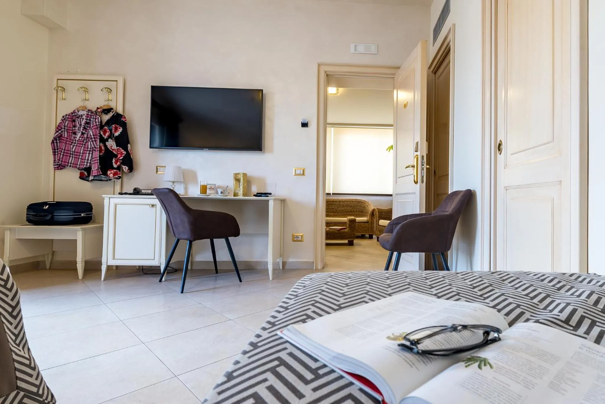Living room, Bed in Vittorio Emanuele Boutique Hotel