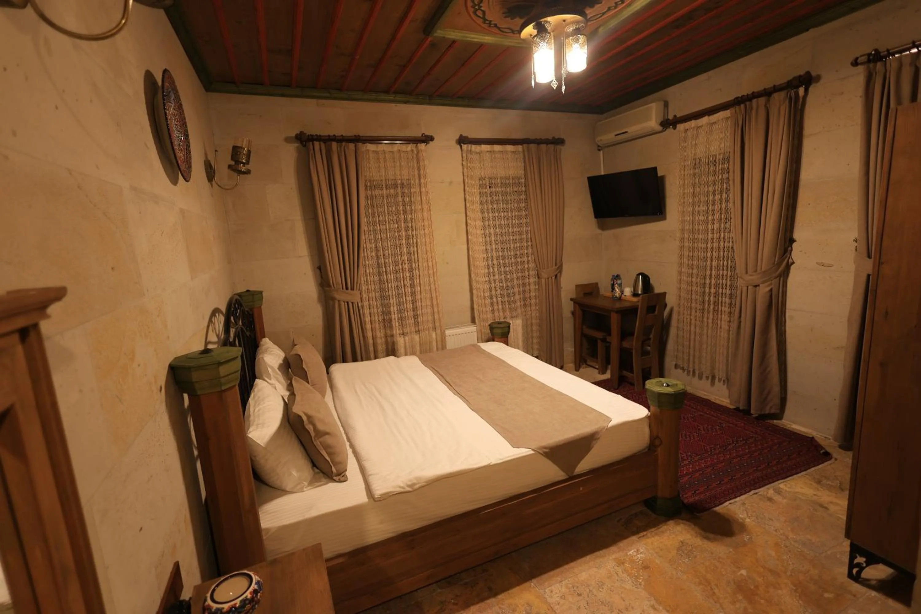 Communal lounge/ TV room, Bed in Katapa Stone House