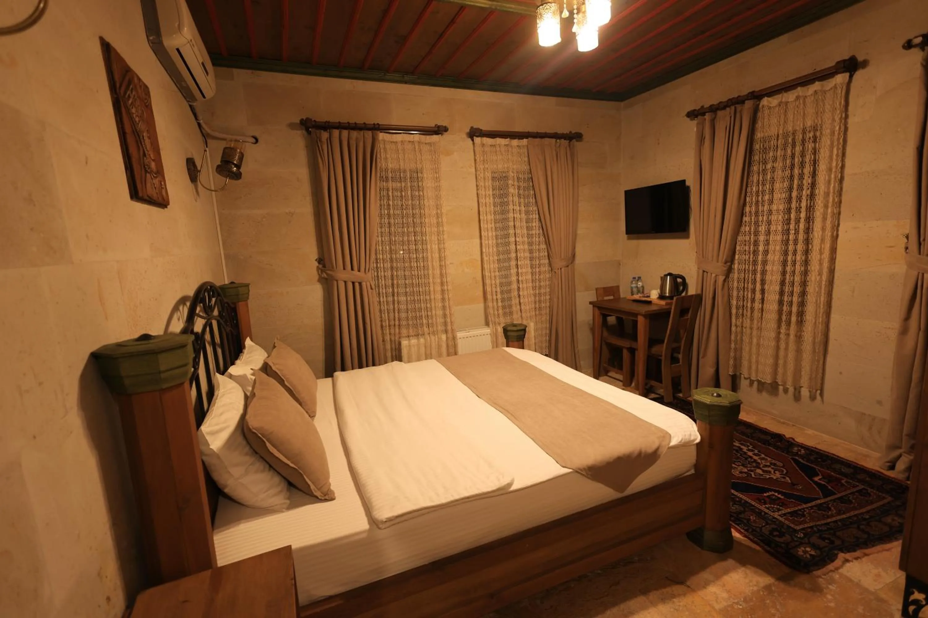 Communal lounge/ TV room, Bed in Katapa Stone House