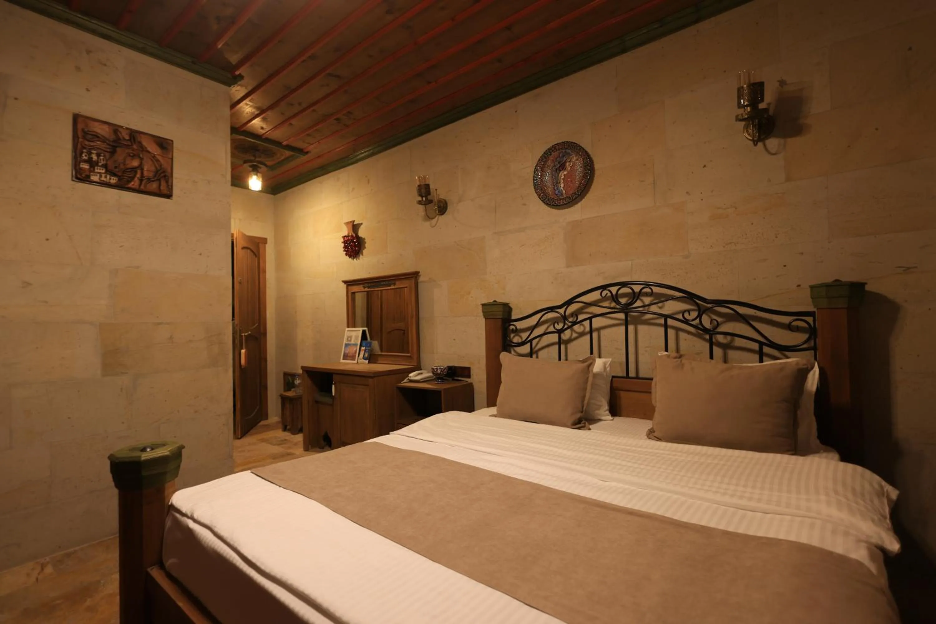 Bedroom, Bed in Katapa Stone House