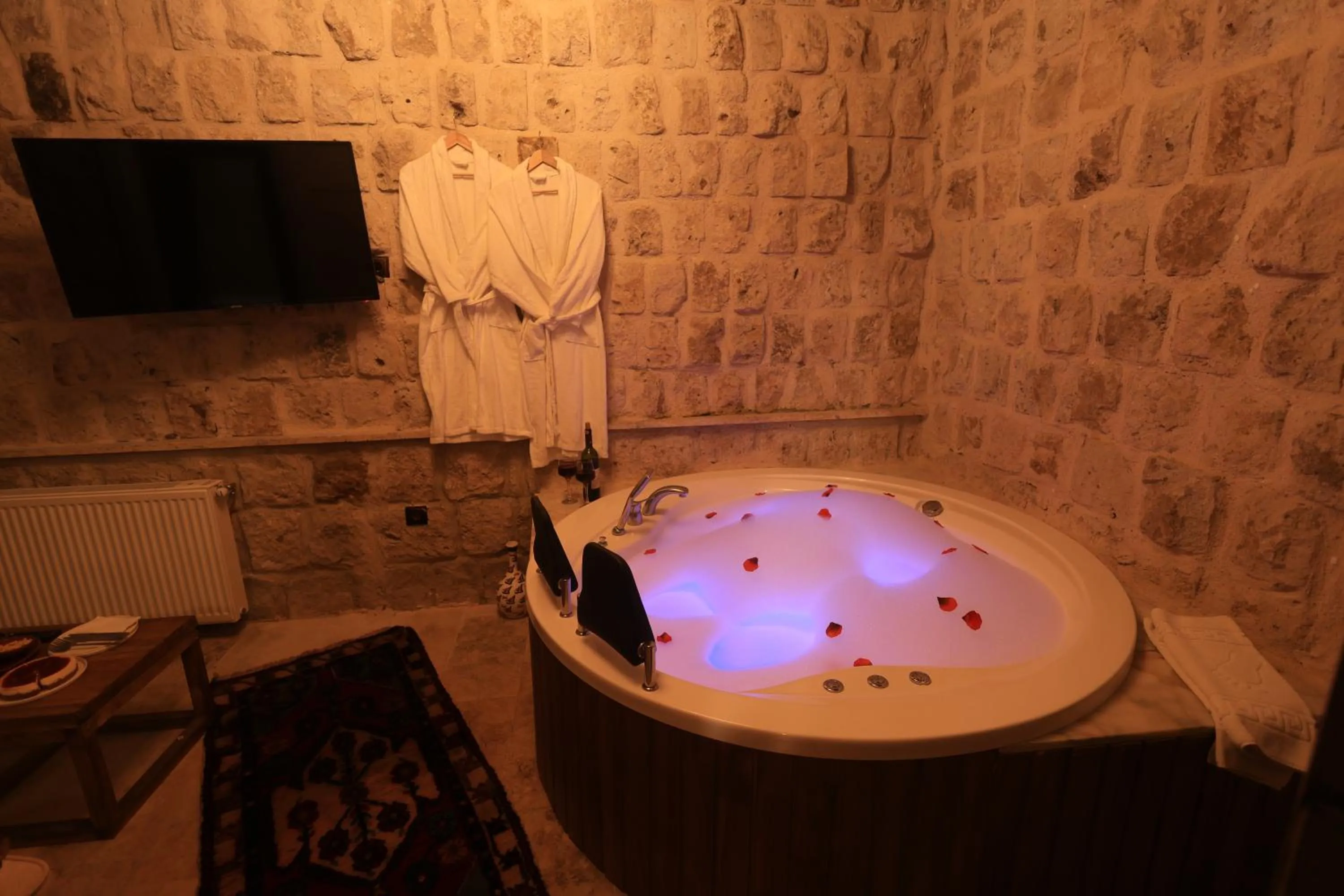 Hot Tub in Katapa Stone House