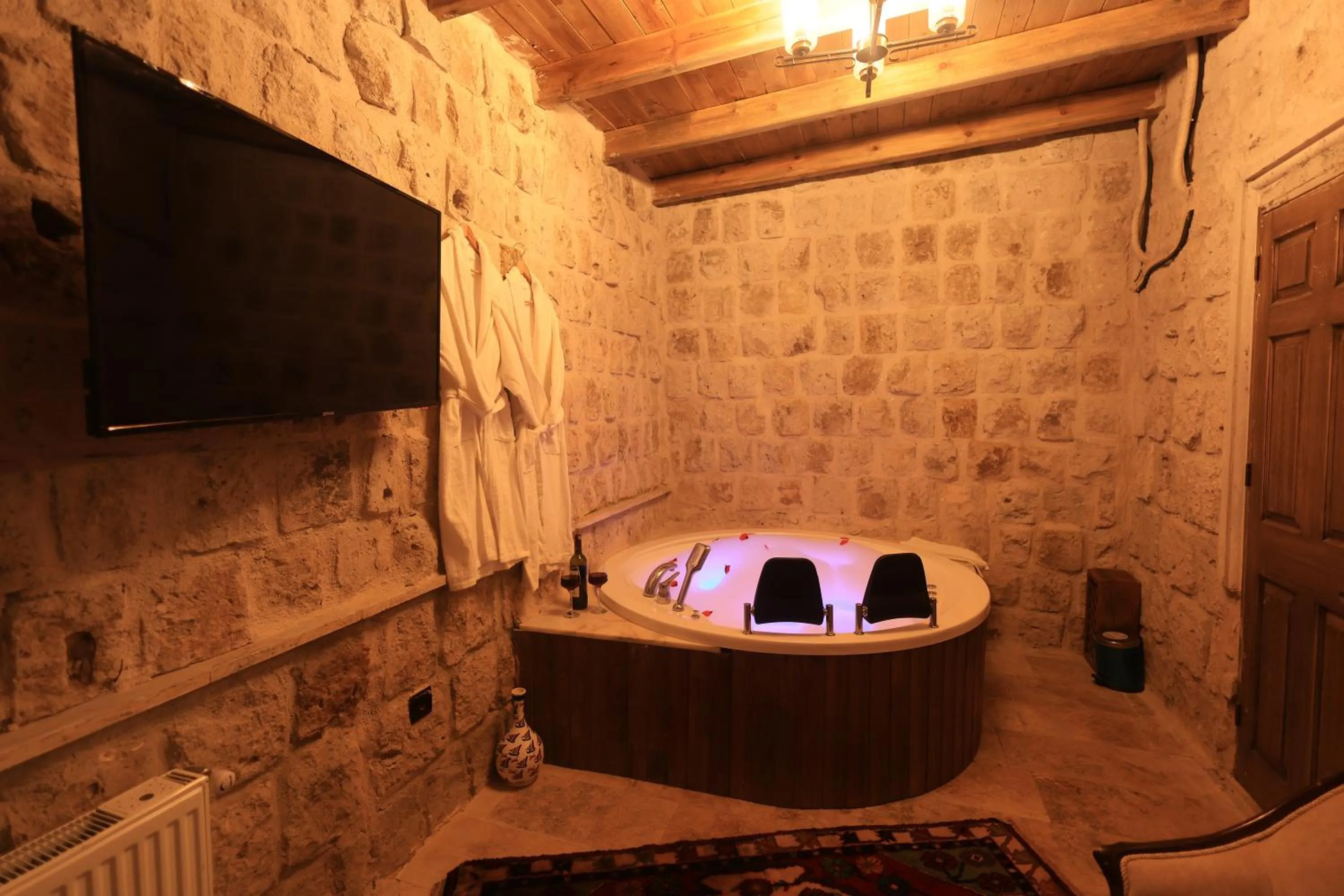 Hot Tub in Katapa Stone House