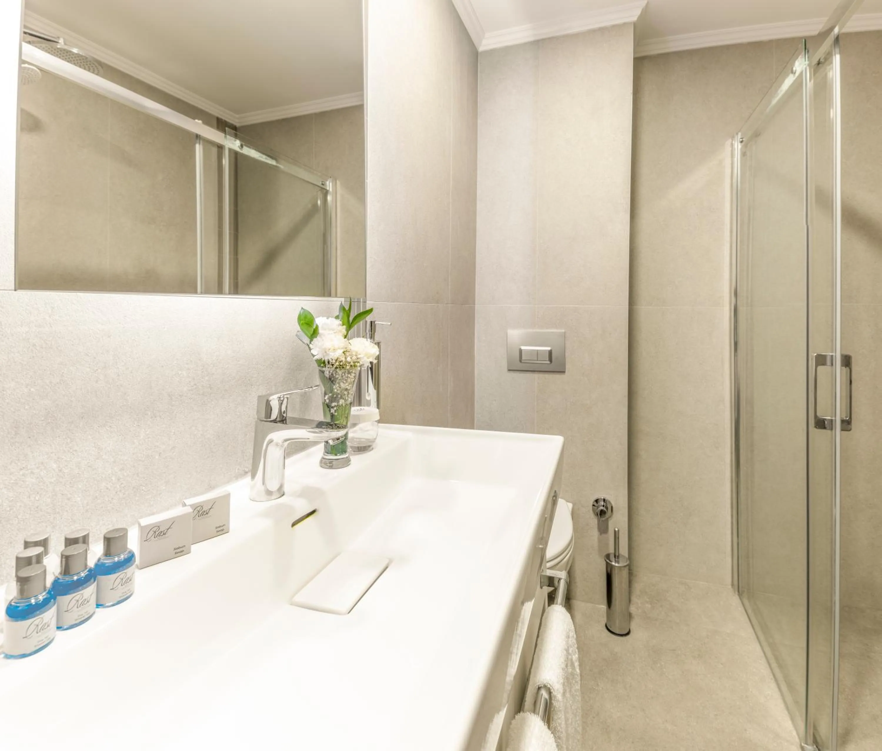 Shower in Rast Hotel Sultanahmet