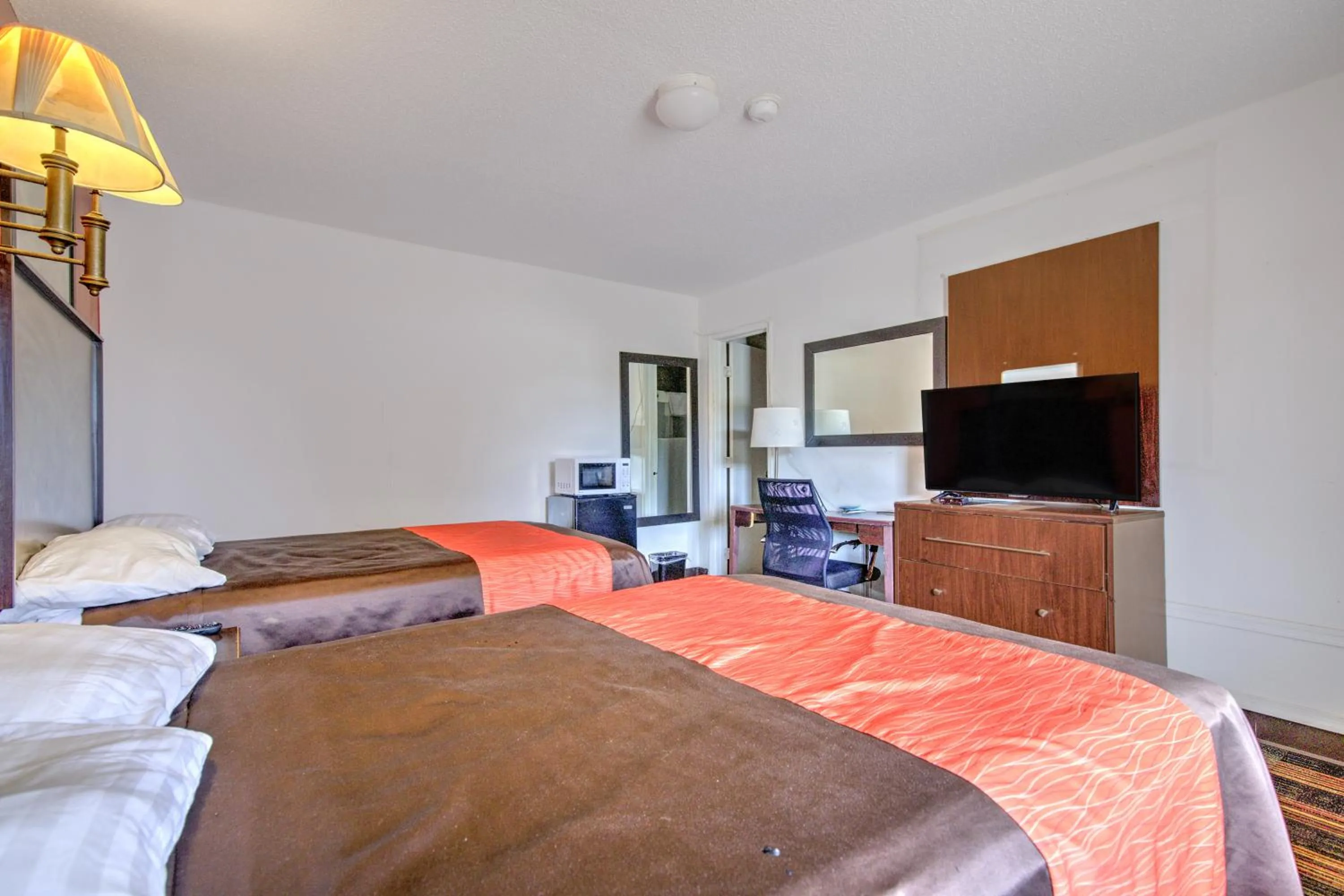 Bedroom, Bed in OYO Palm Leaf Motel