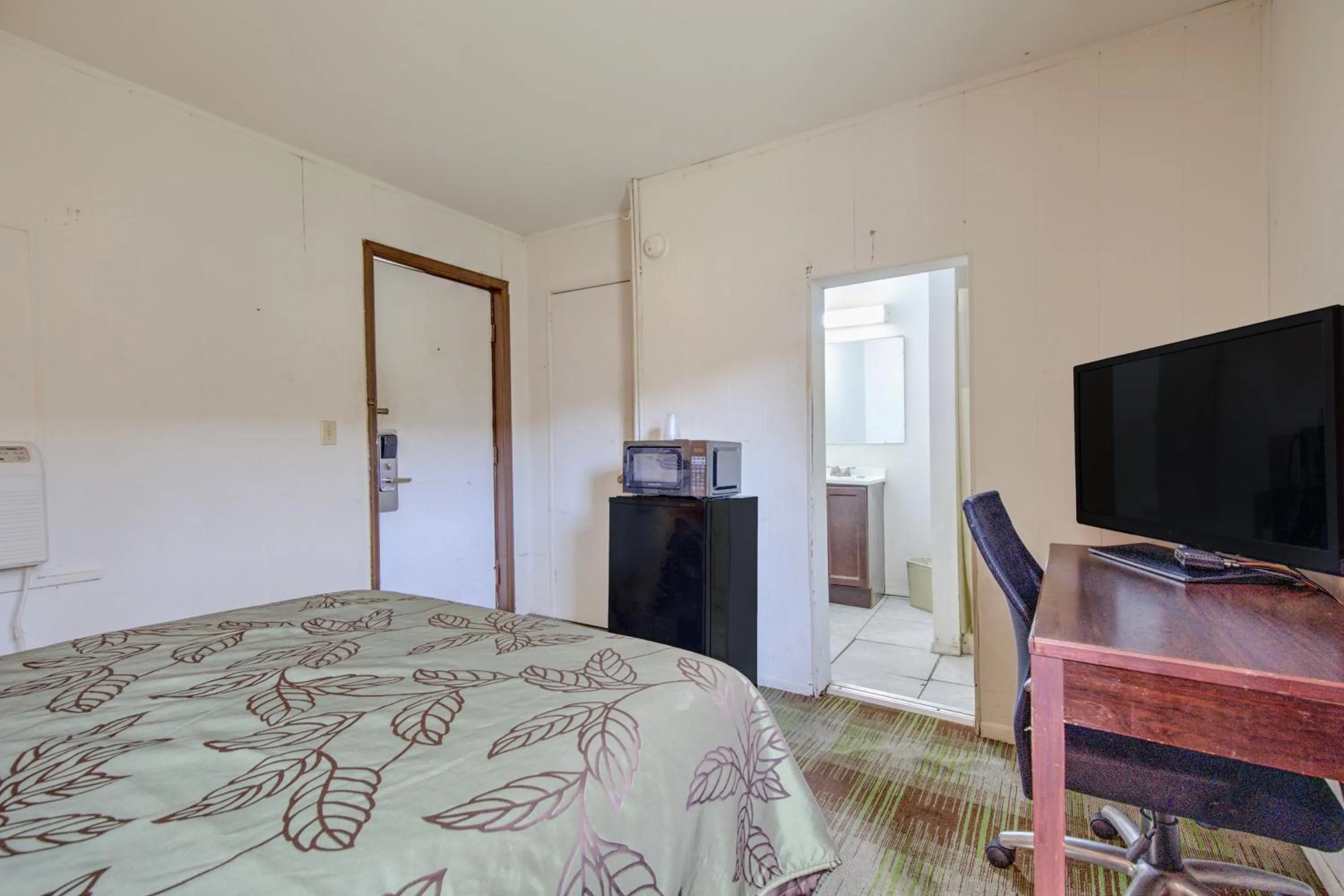 Bedroom, Bed in OYO Palm Leaf Motel