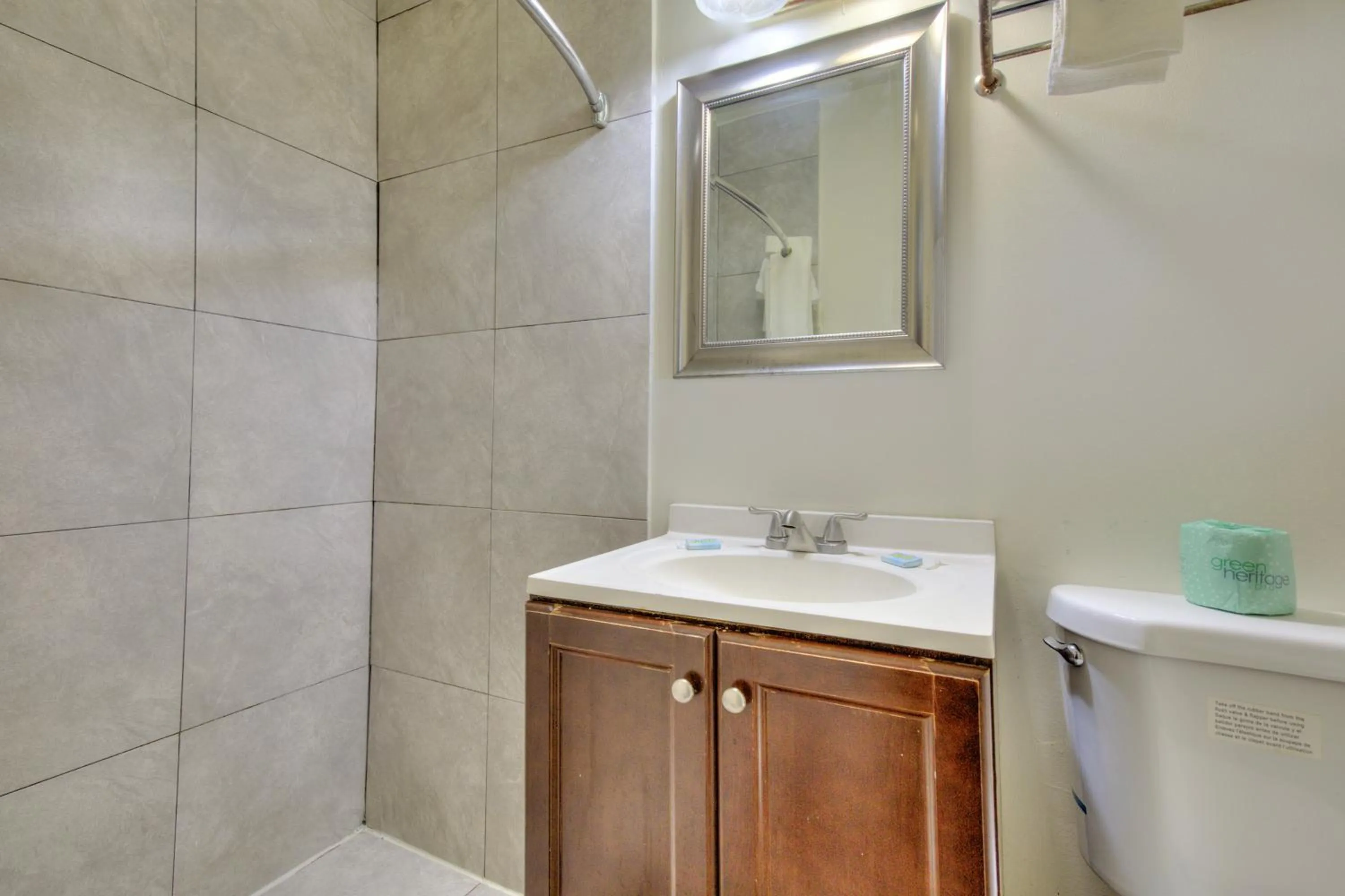 Bathroom in OYO Palm Leaf Motel