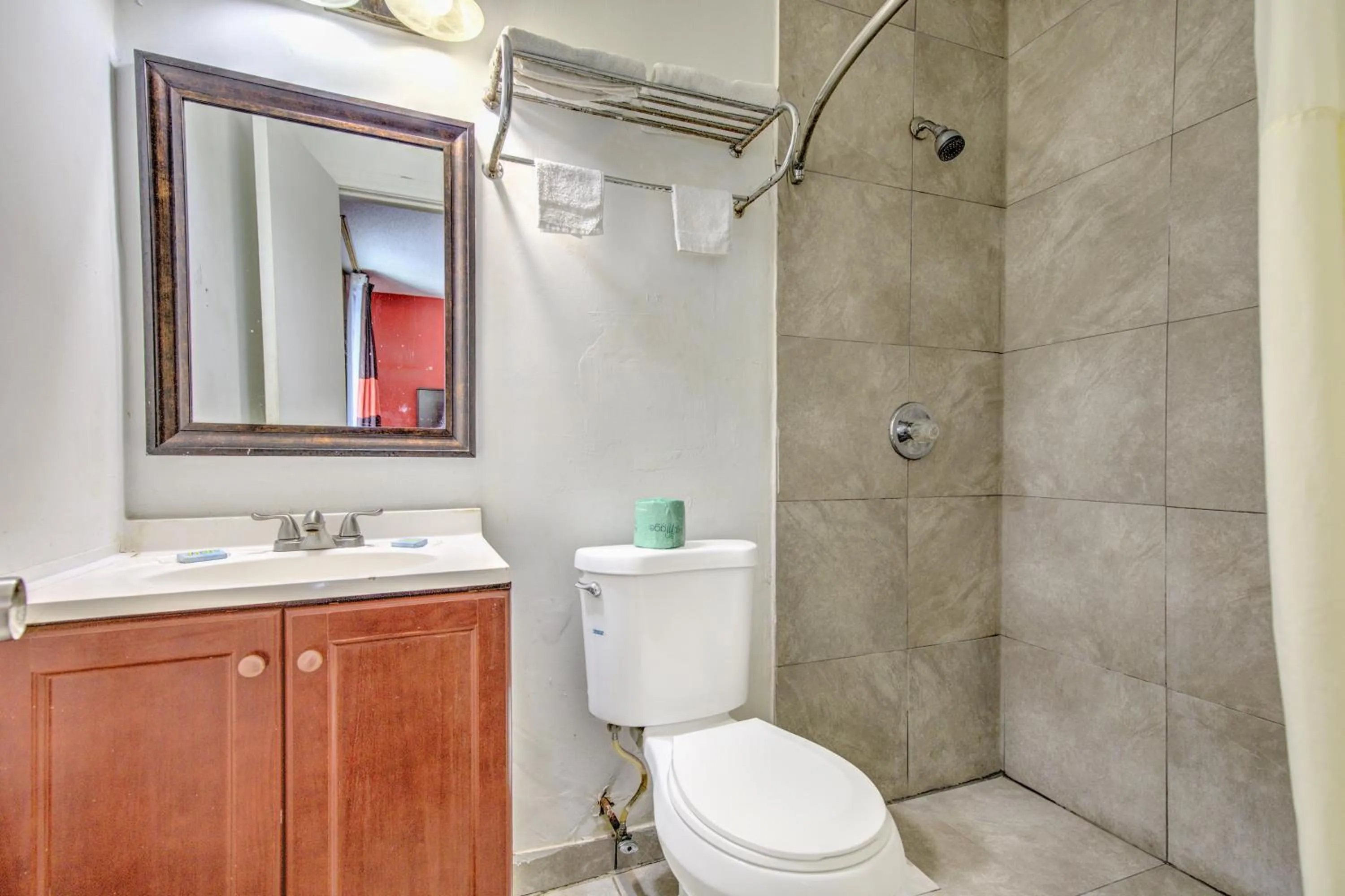 Bathroom in OYO Palm Leaf Motel