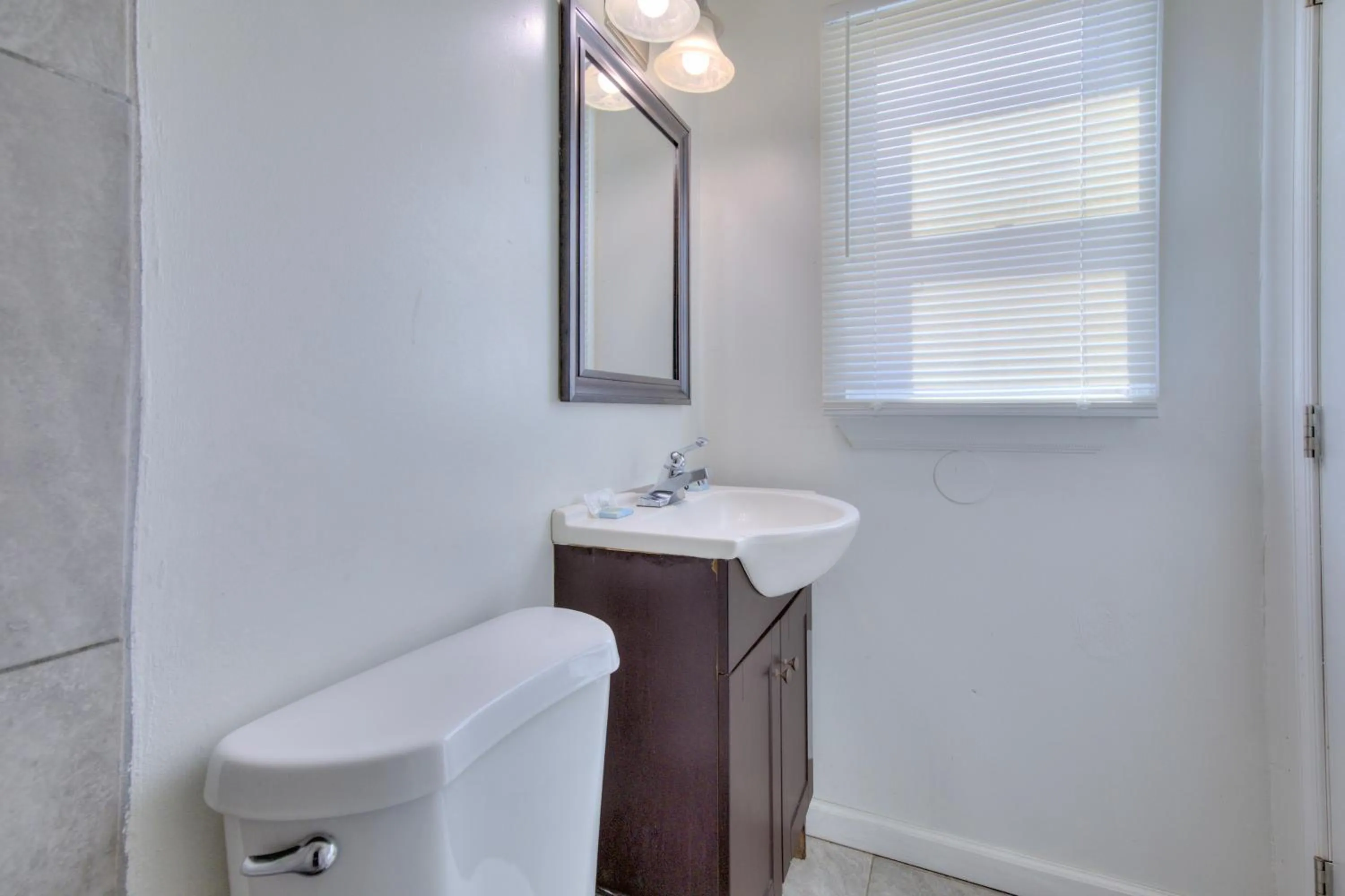 Bathroom in OYO Palm Leaf Motel