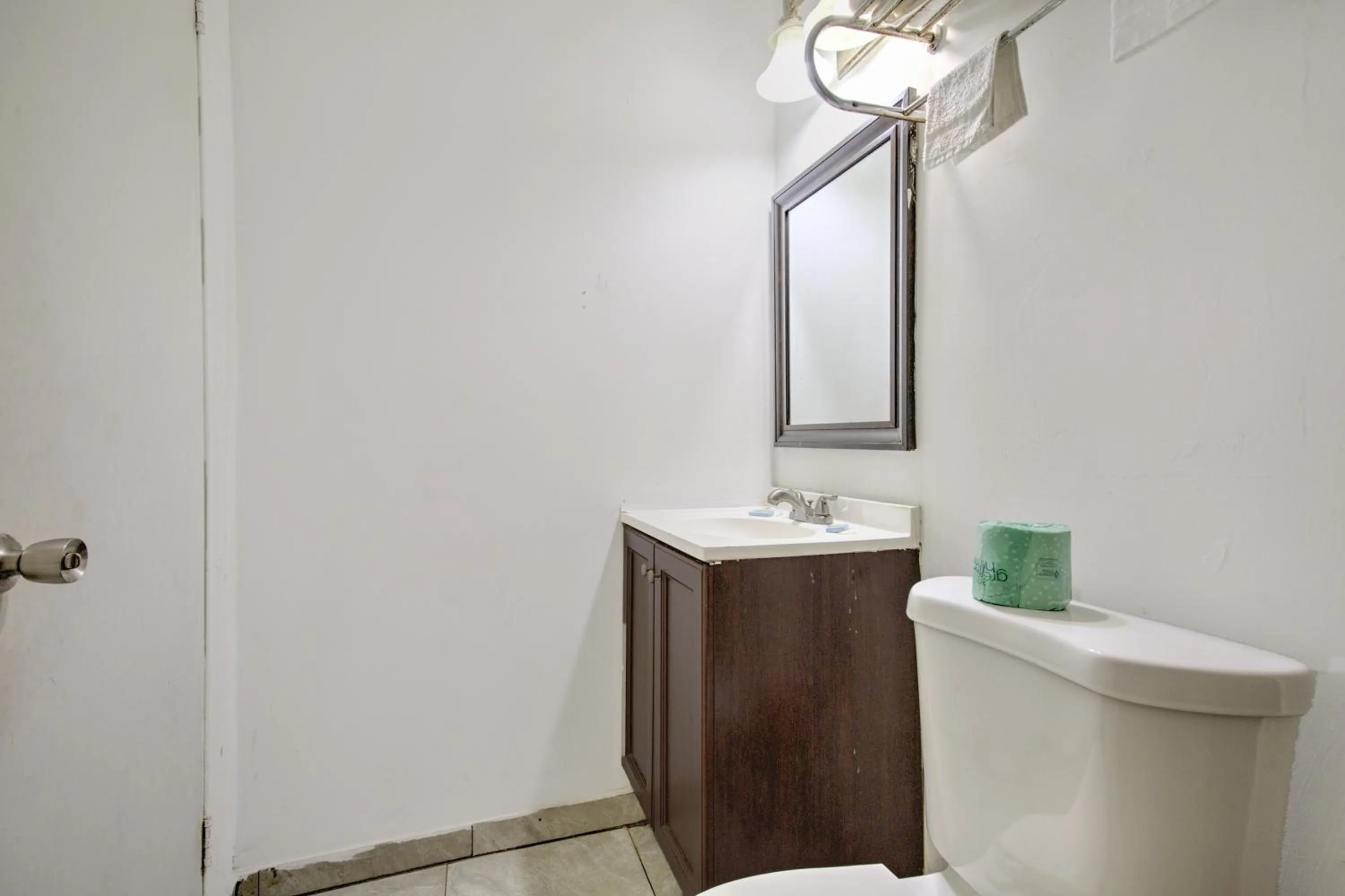 Bathroom in OYO Palm Leaf Motel