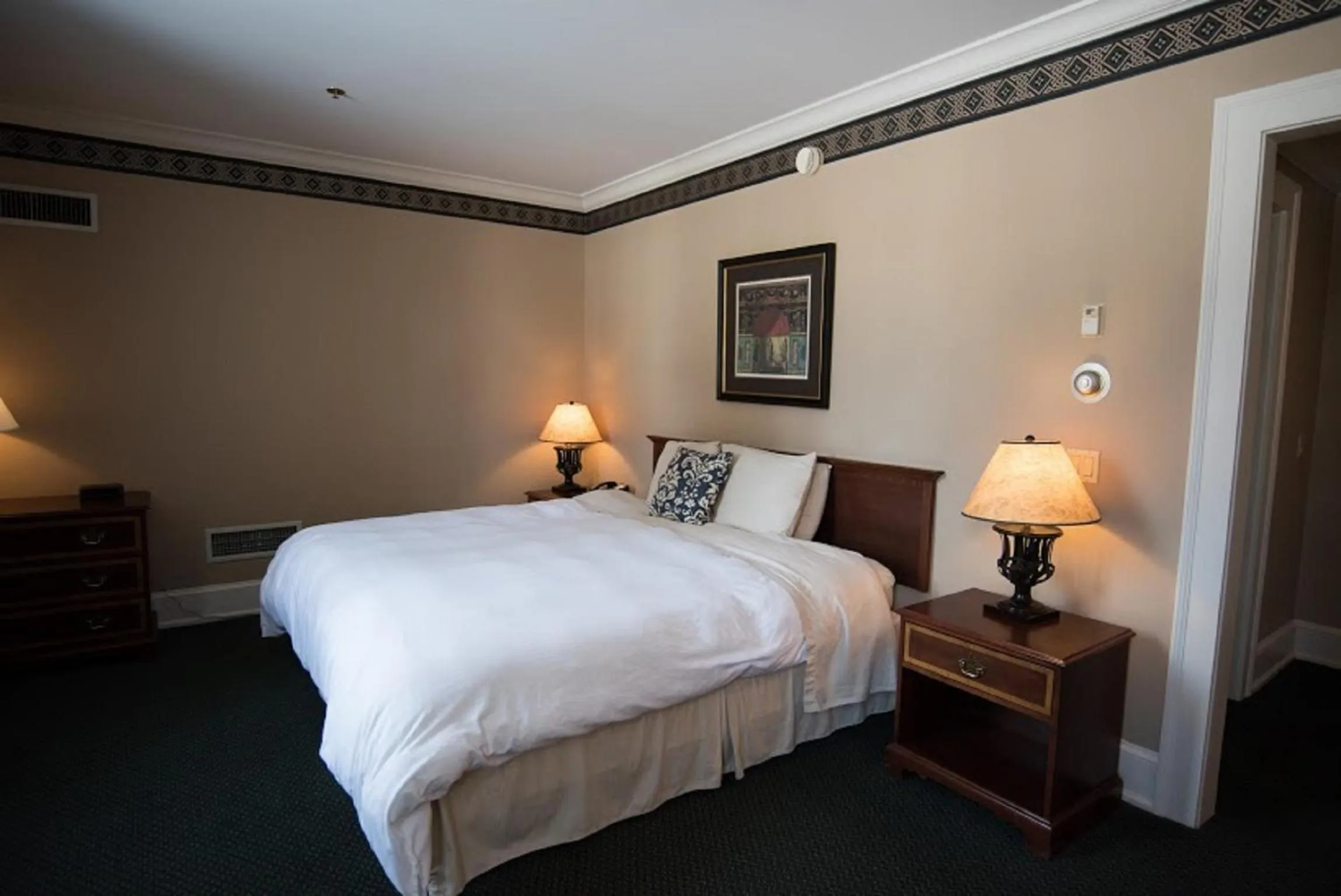 Photo of the whole room, Bed in The Bertram Inn at Glenmoor