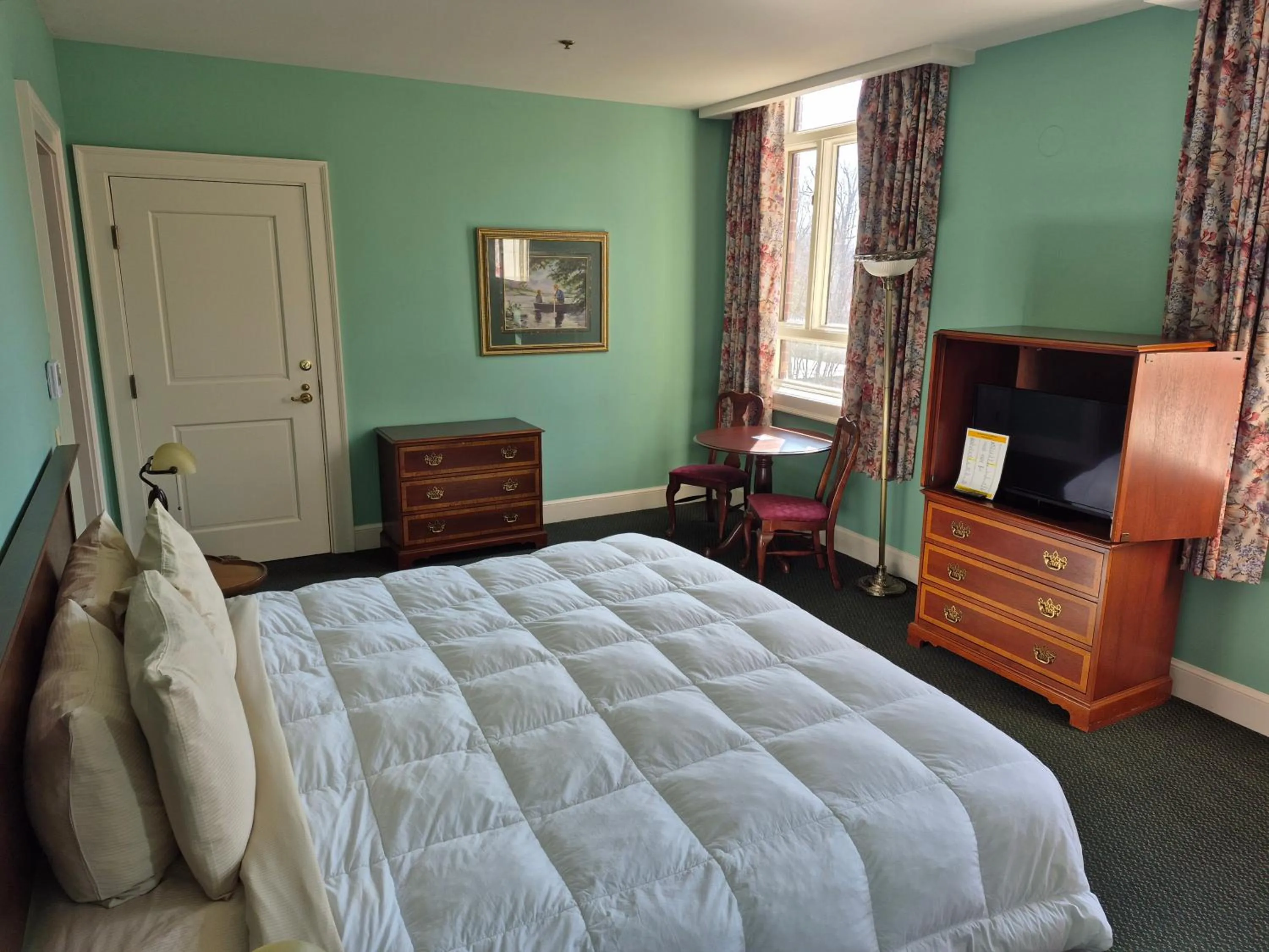 TV and multimedia, Bed in The Bertram Inn at Glenmoor