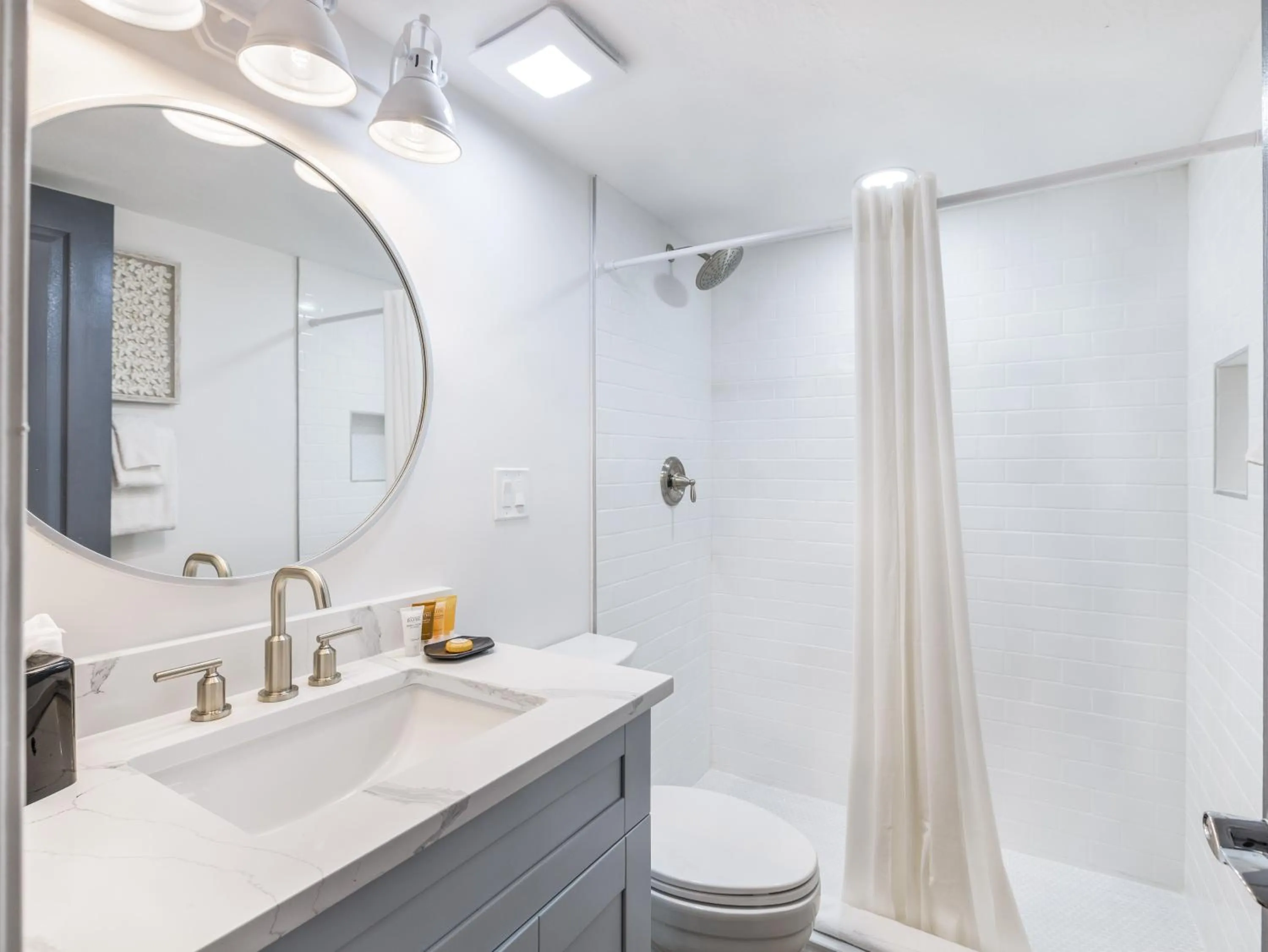 Bathroom in South Seas