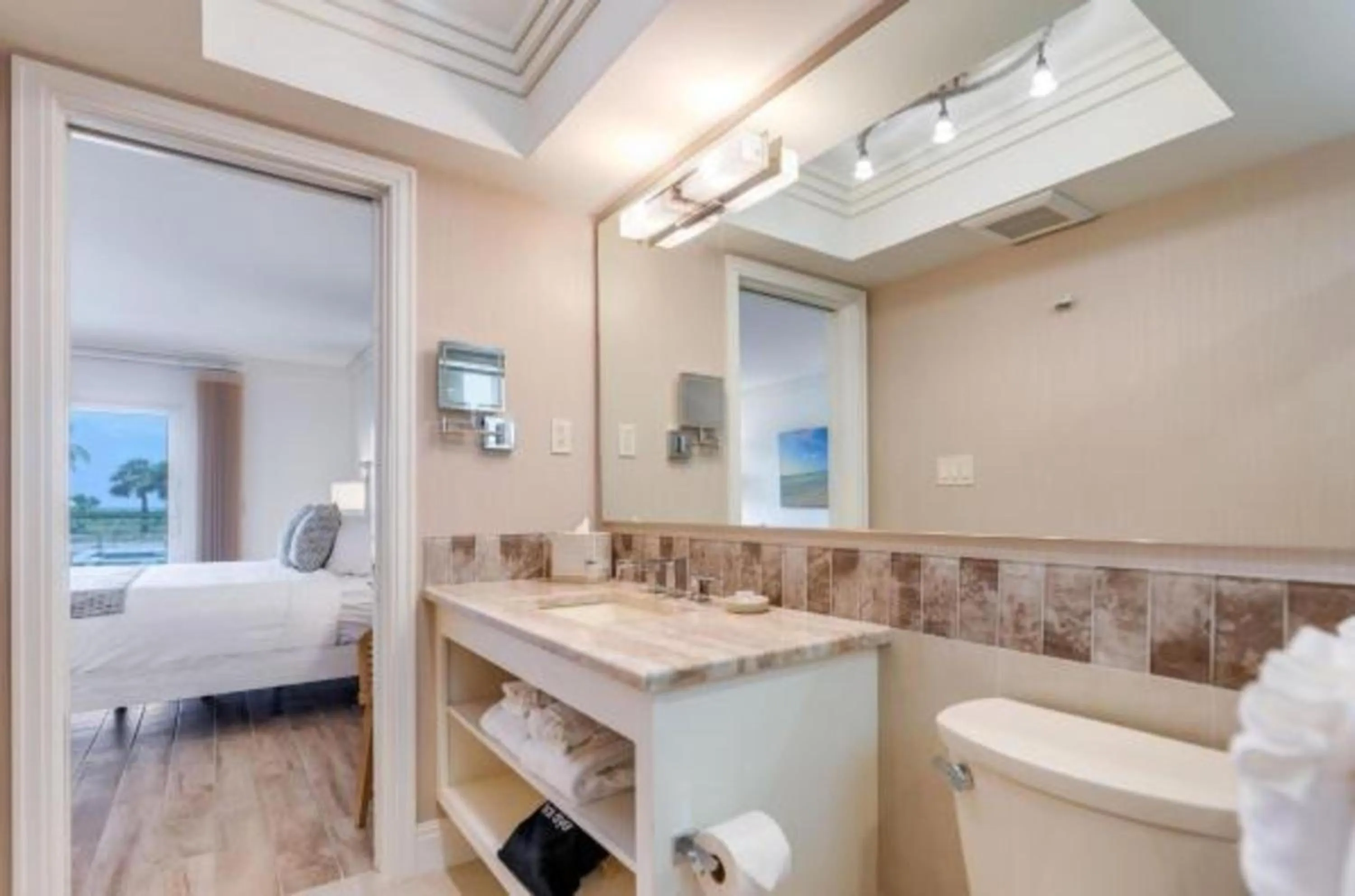 Bathroom, Bed in Sanibel Inn