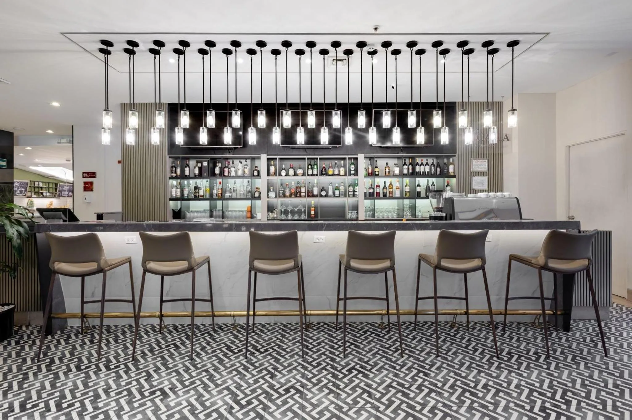 Lounge or bar in Crowne Plaza Panama by IHG