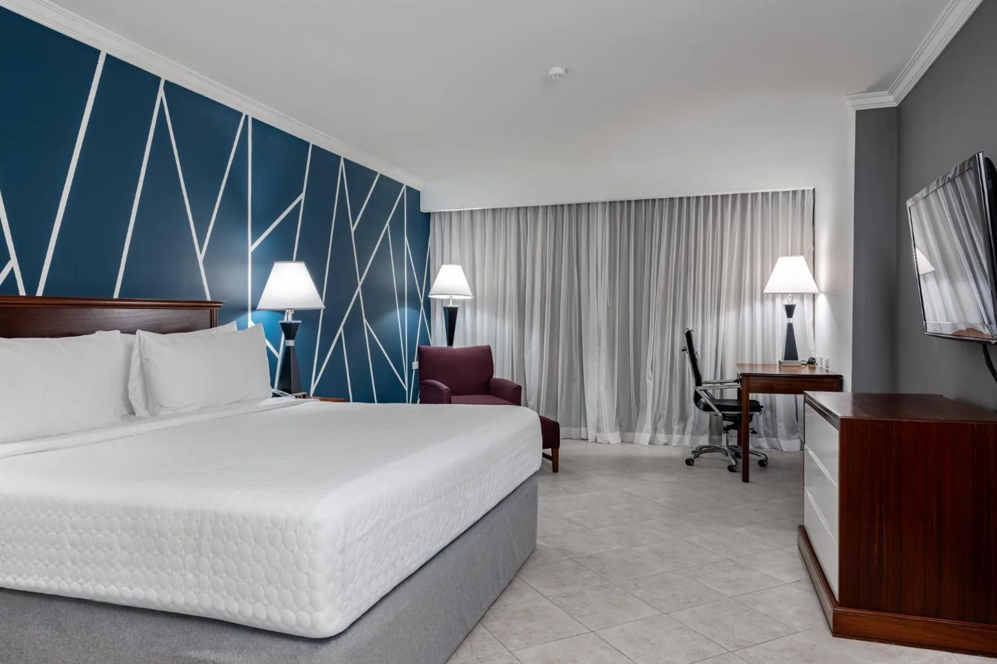 Photo of the whole room, Bed in Crowne Plaza Panama by IHG