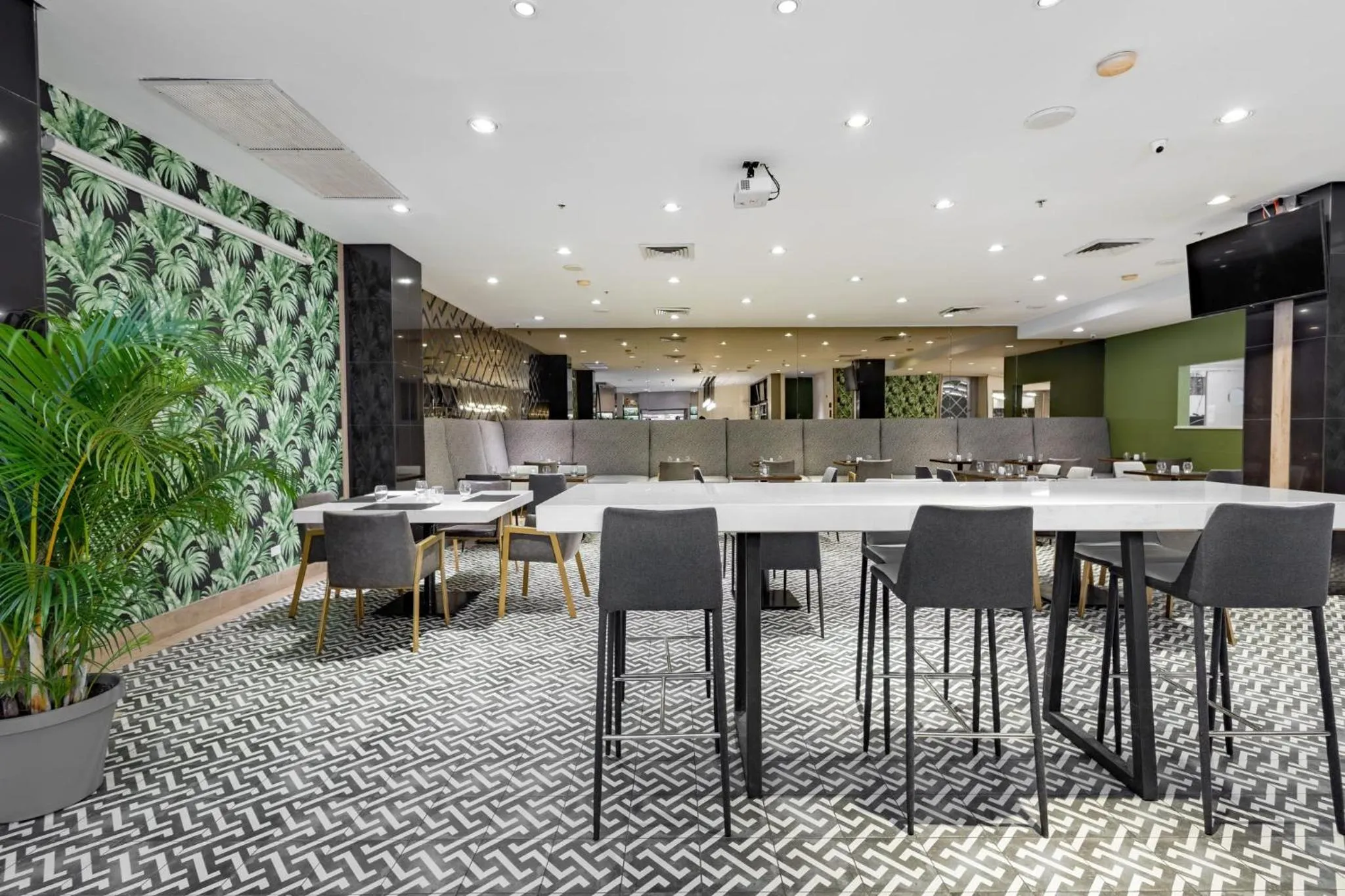 Restaurant/places to eat in Crowne Plaza Panama by IHG