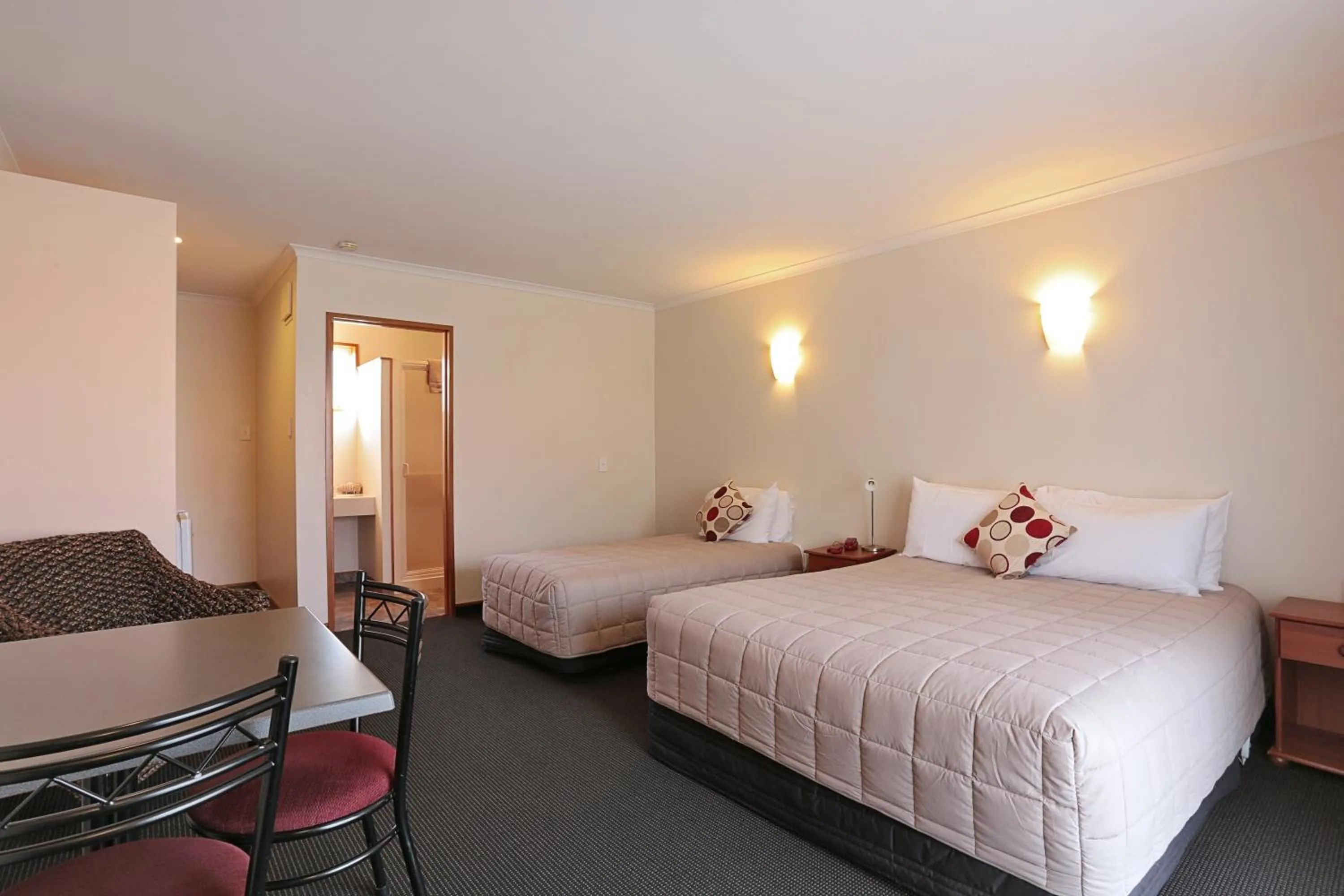 Bed in Admiral Court Motel & Apartments