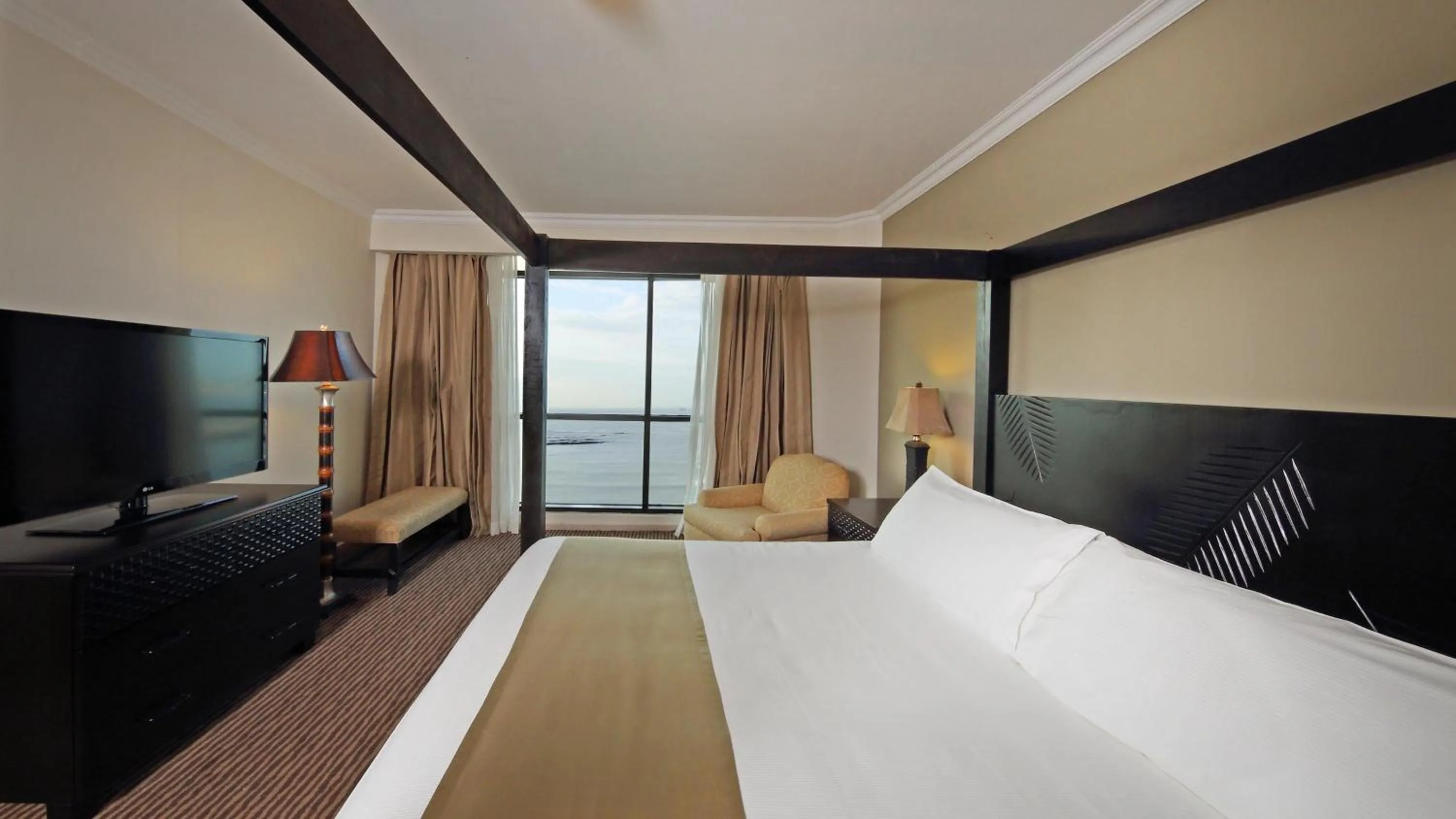 Photo of the whole room, Bed in Intercontinental Miramar Panama by IHG