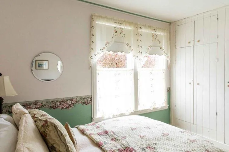 Bed in Headlands Inn Bed and Breakfast