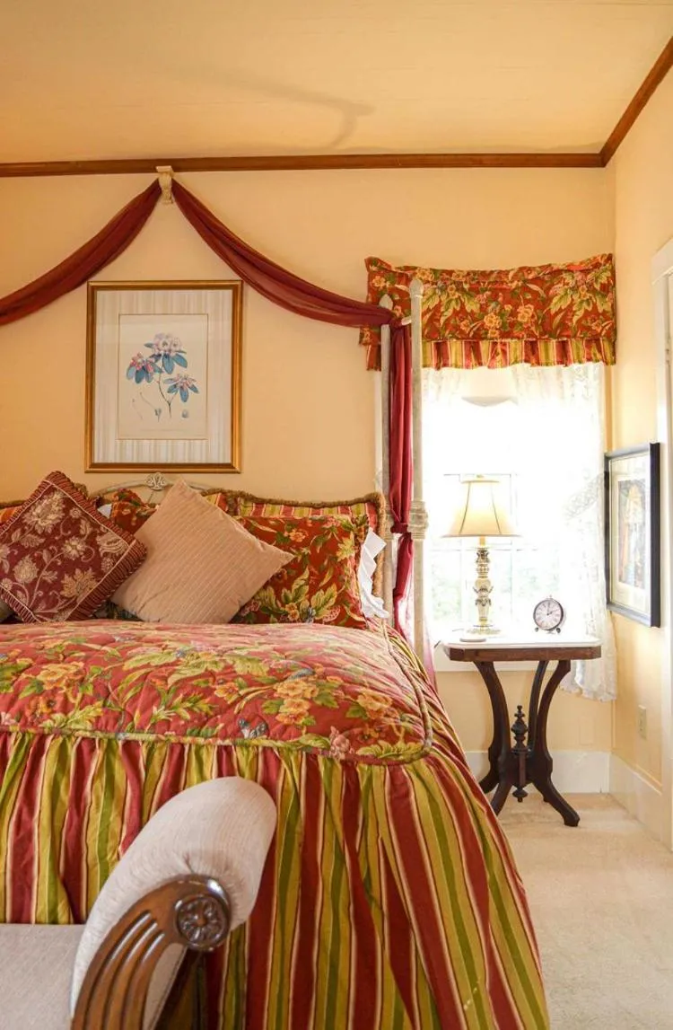 Bed in Headlands Inn Bed and Breakfast