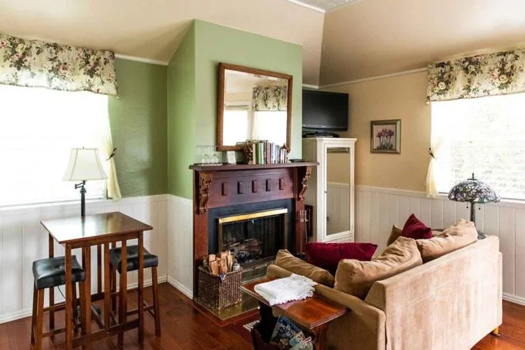 Headlands Inn Bed and Breakfast