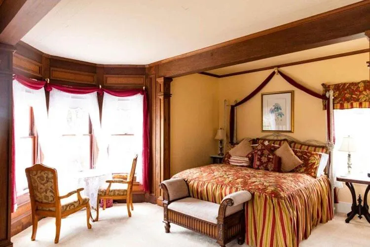 Bed in Headlands Inn Bed and Breakfast