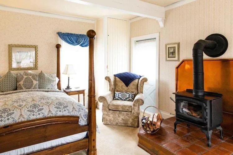 Headlands Inn Bed and Breakfast