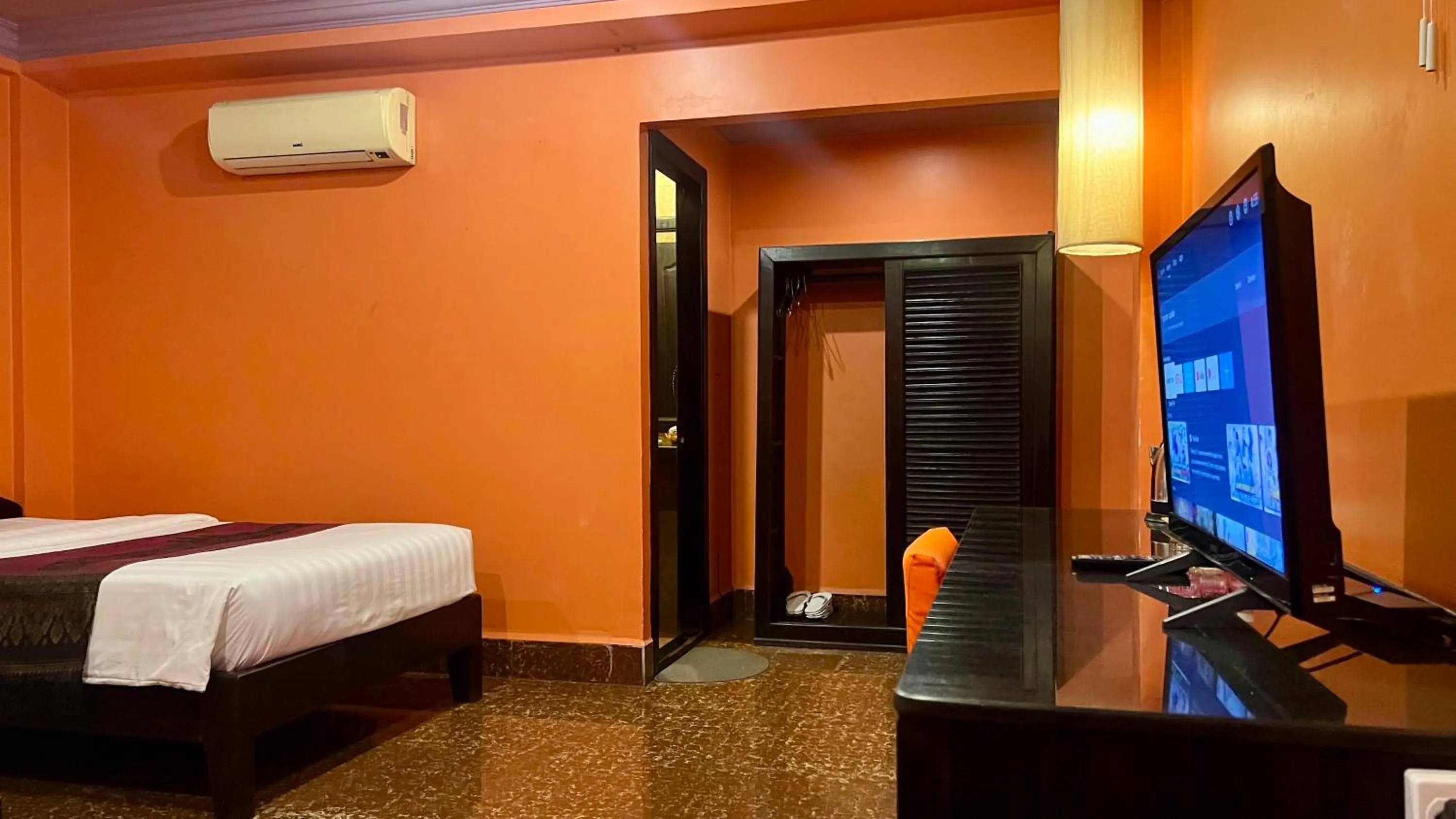 hair dresser, Bed in Golden Butterfly Villa