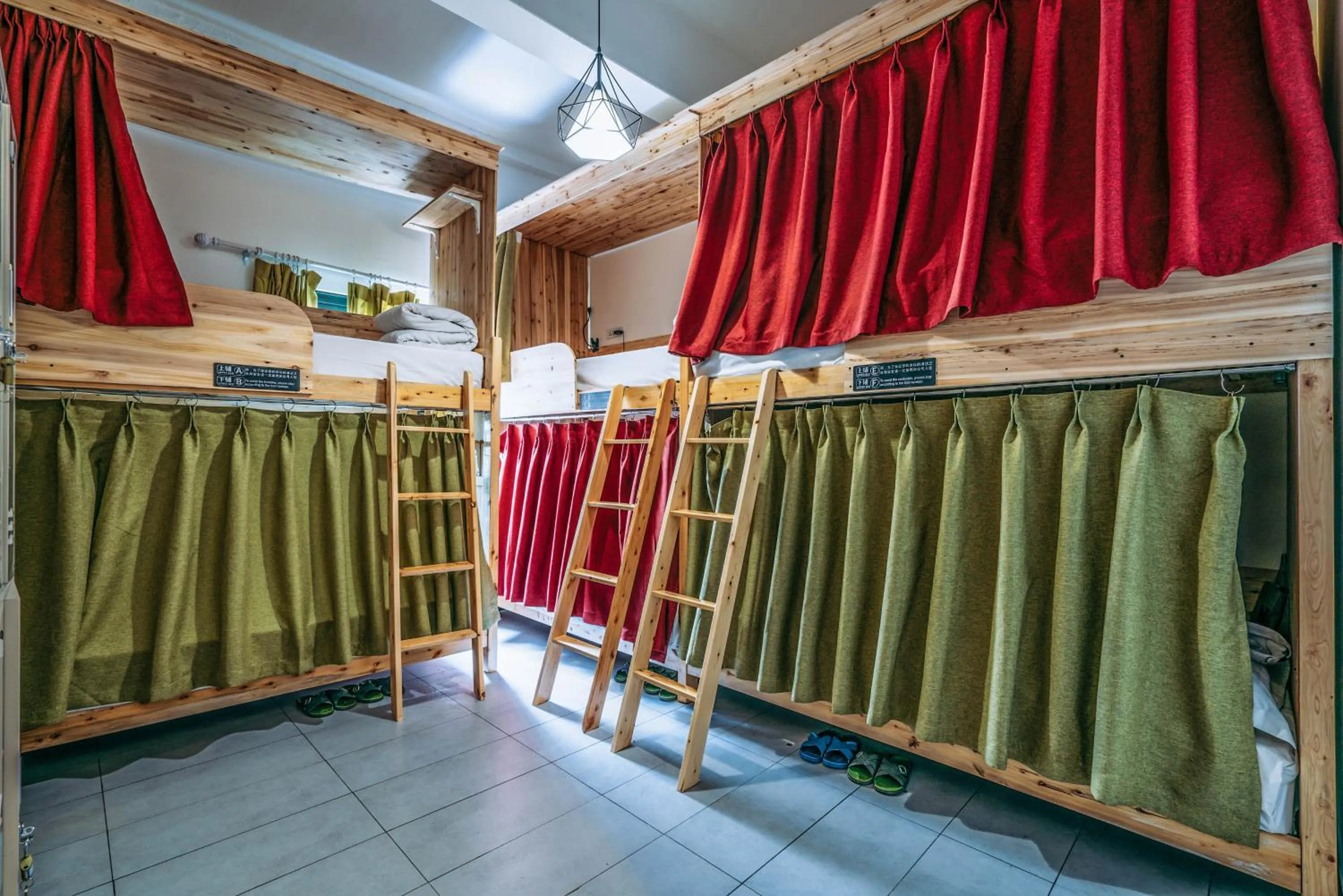 bunk bed, Bed in Chengdu Flipflop Hostel Poshpacker (Chunxi Road Metro Station)