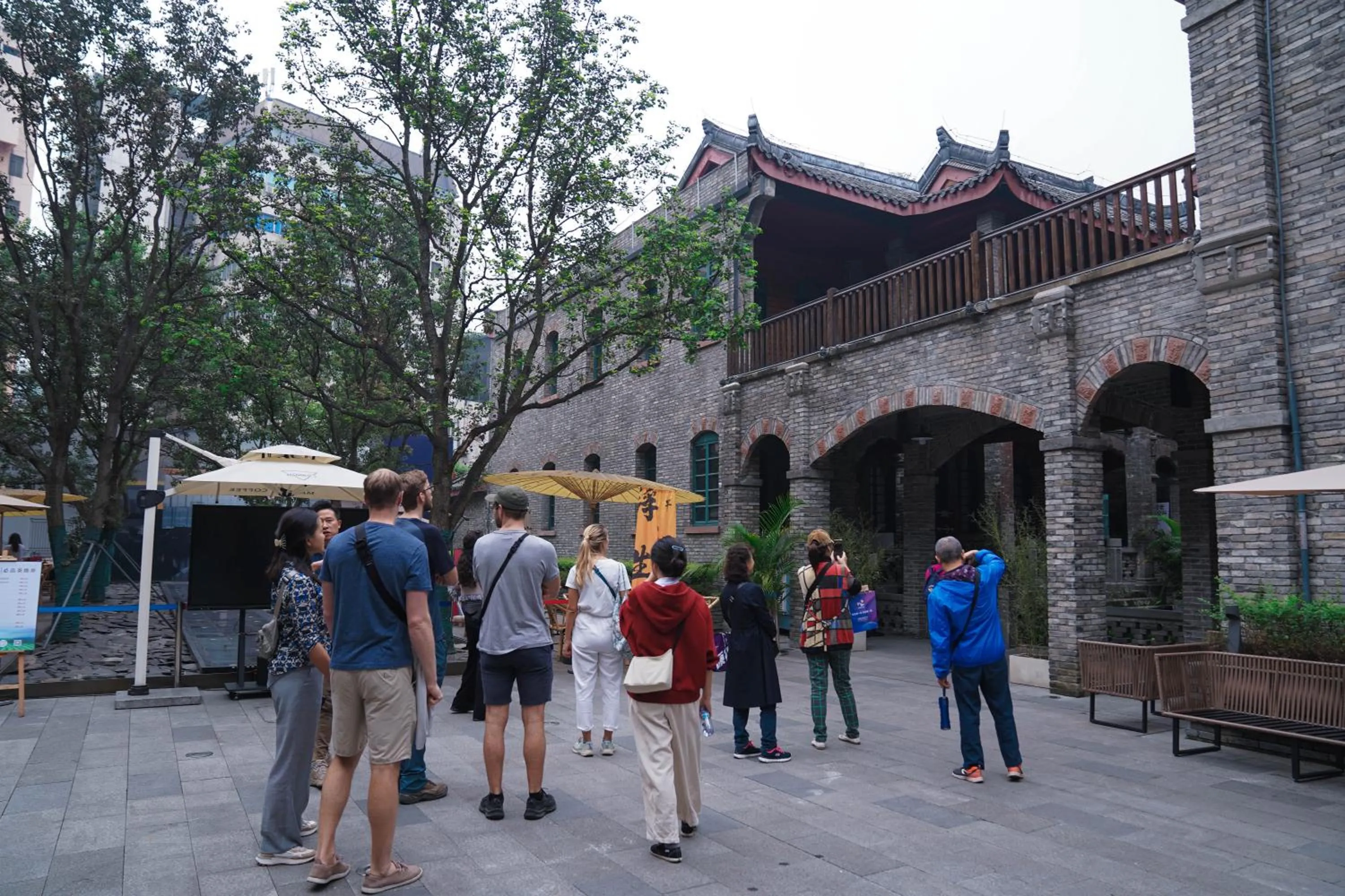 Hiking in Chengdu Flipflop Hostel Poshpacker (Chunxi Road Metro Station)