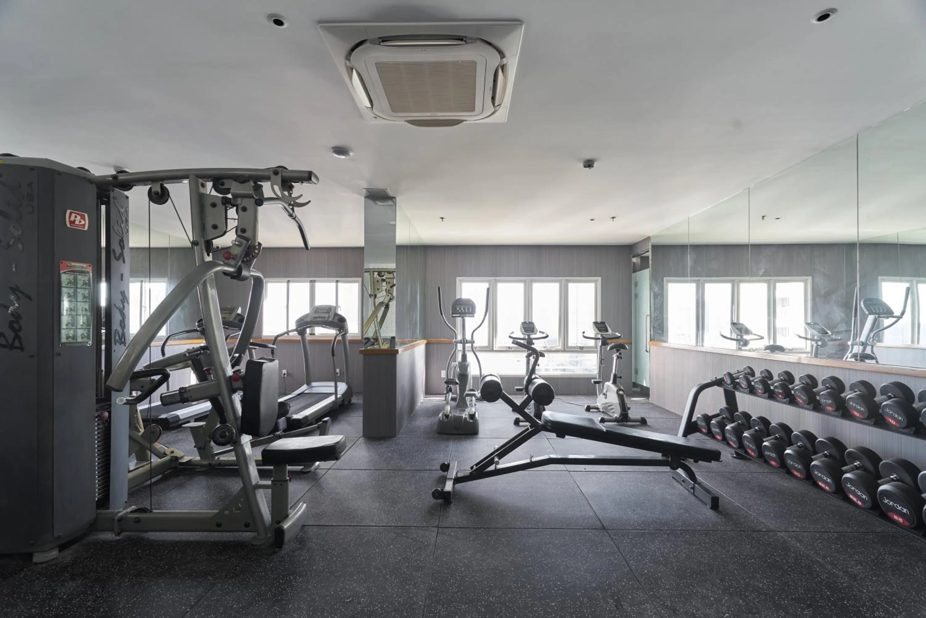 Fitness centre/facilities in Silverland Mây Hotel
