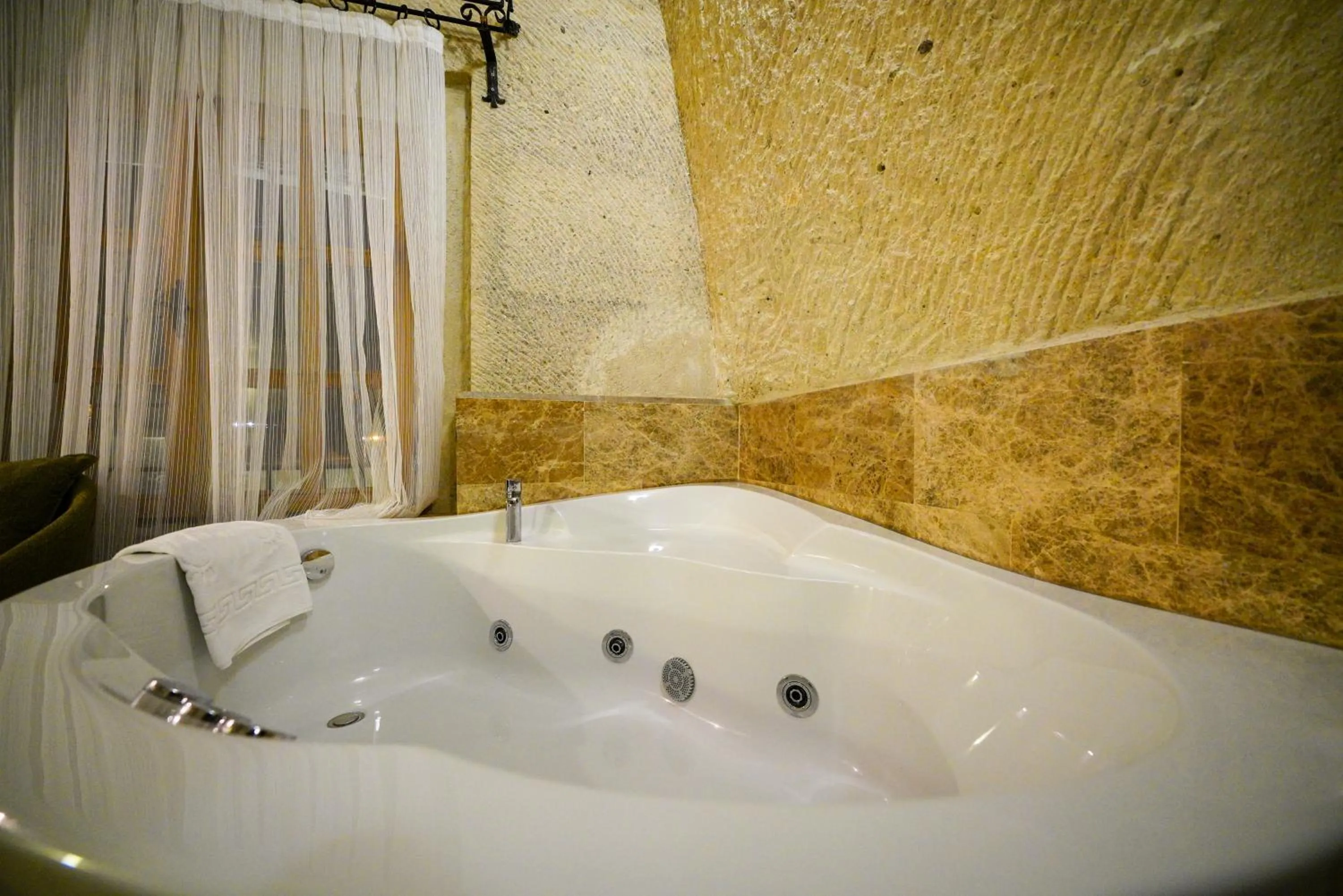 Bath in Cave Hotel Saksagan