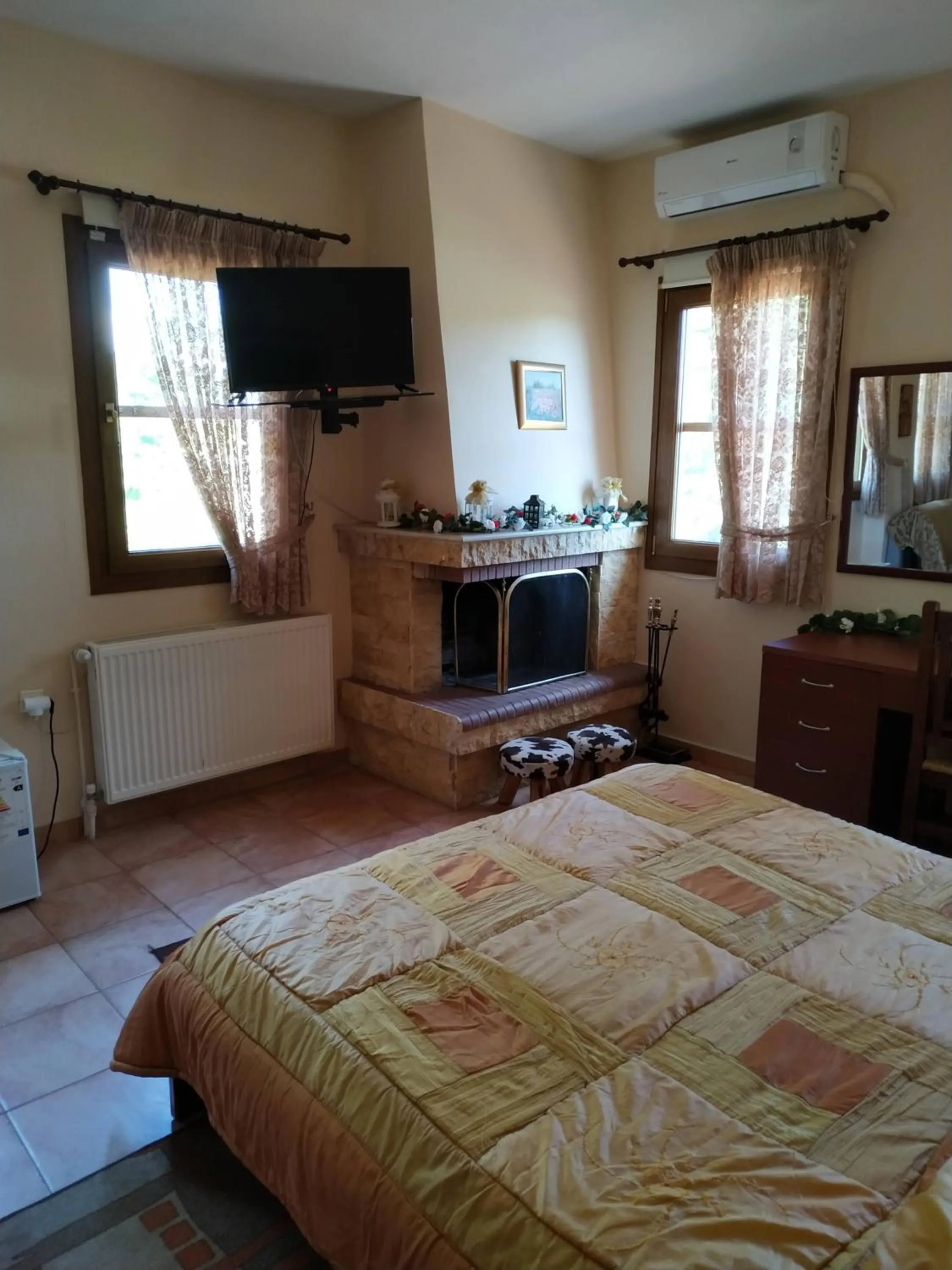 Bed in Hotel Kapsalis